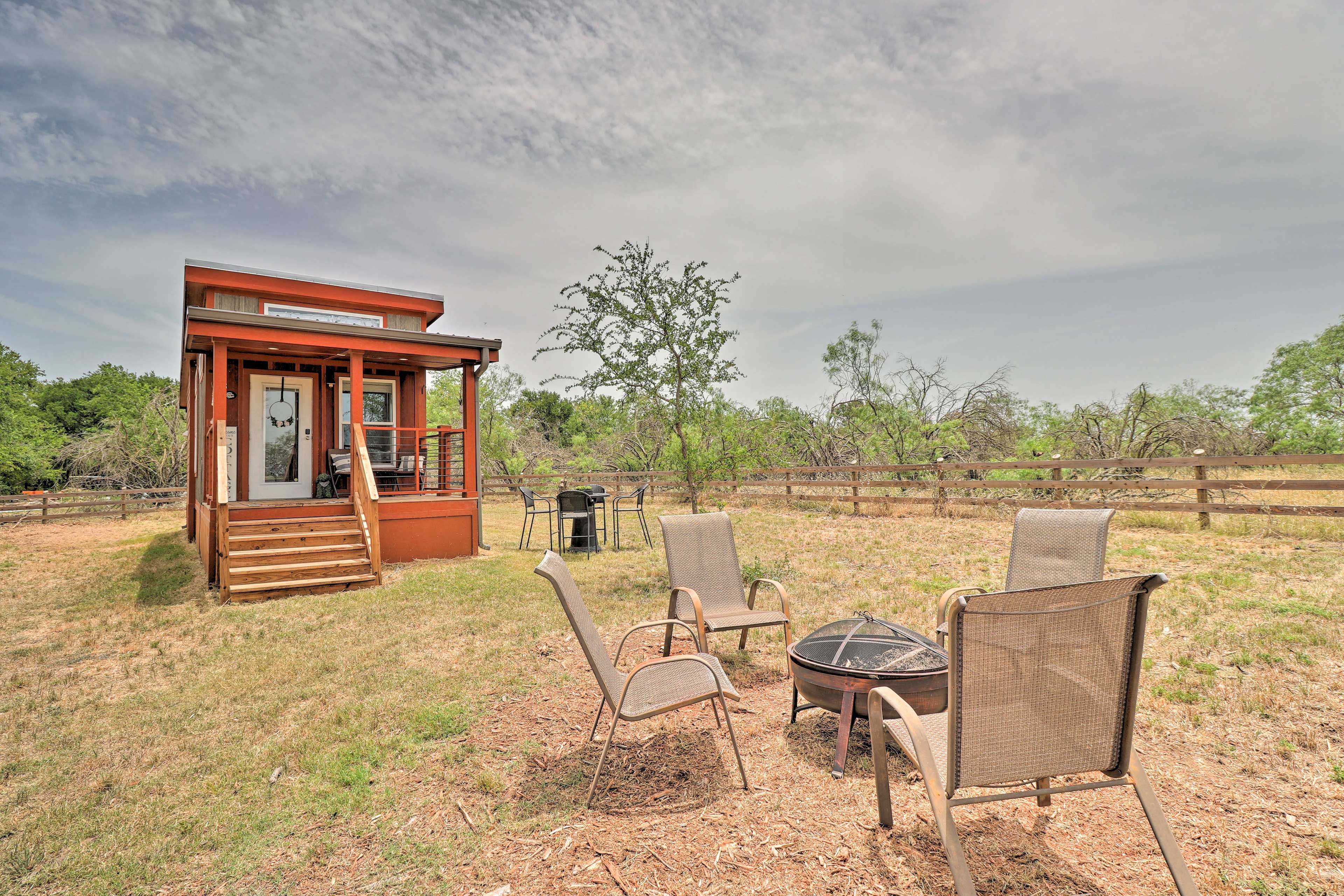 Thorndale Vacation Rental | 1BR | 1BA | 6 Stairs to Access | 399 Sq Ft