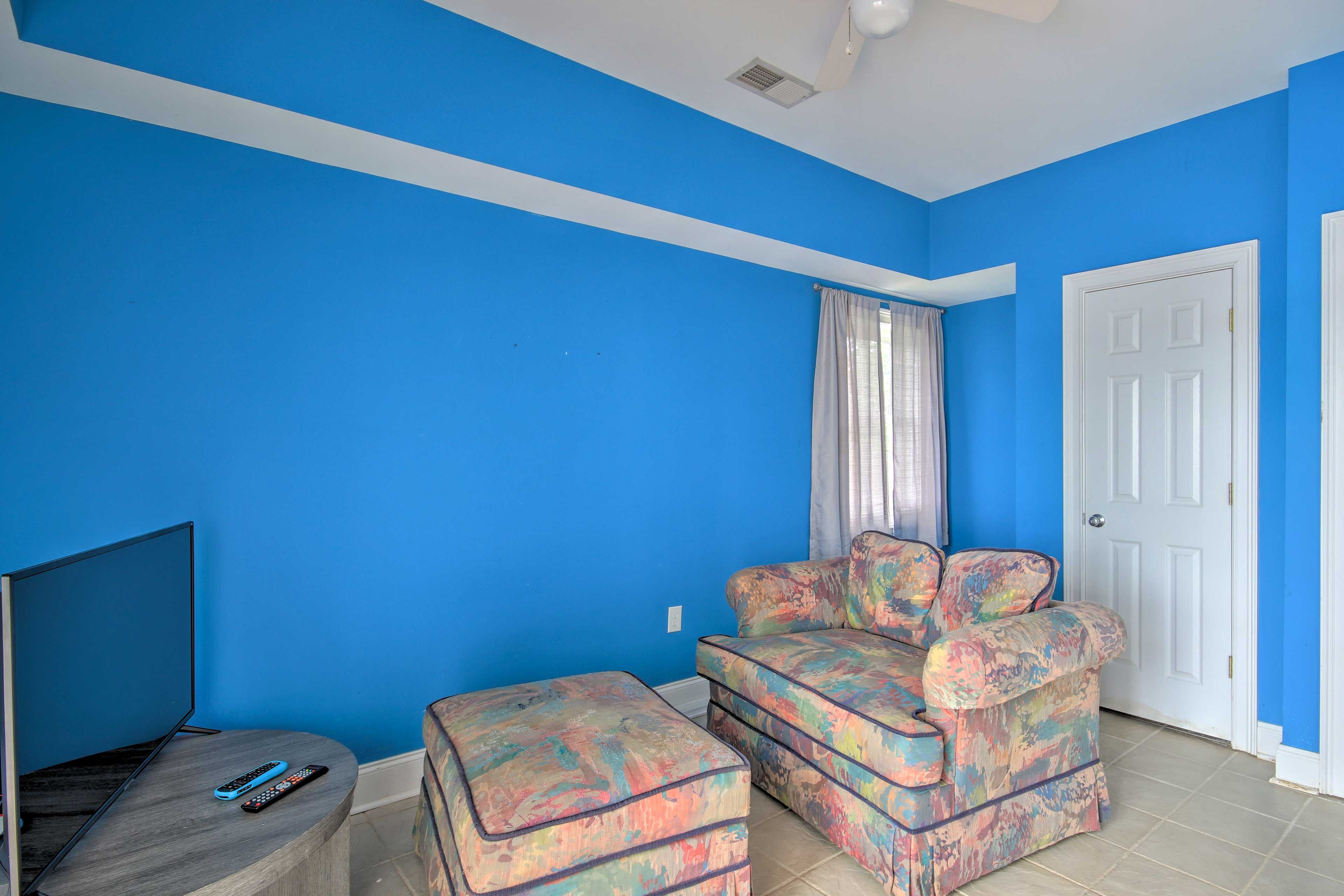 Reading Nook | Flat-Screen TV | Cable