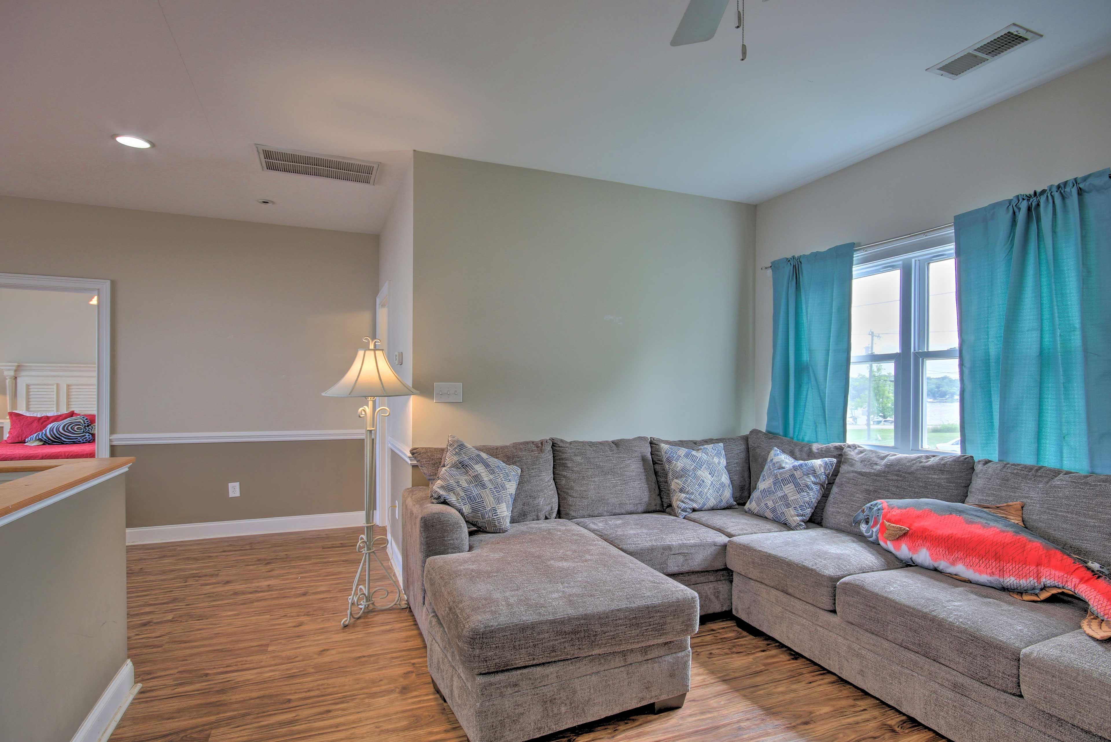 Living Room | Flat-Screen TV | Cable | WiFi | Central A/C & Heat