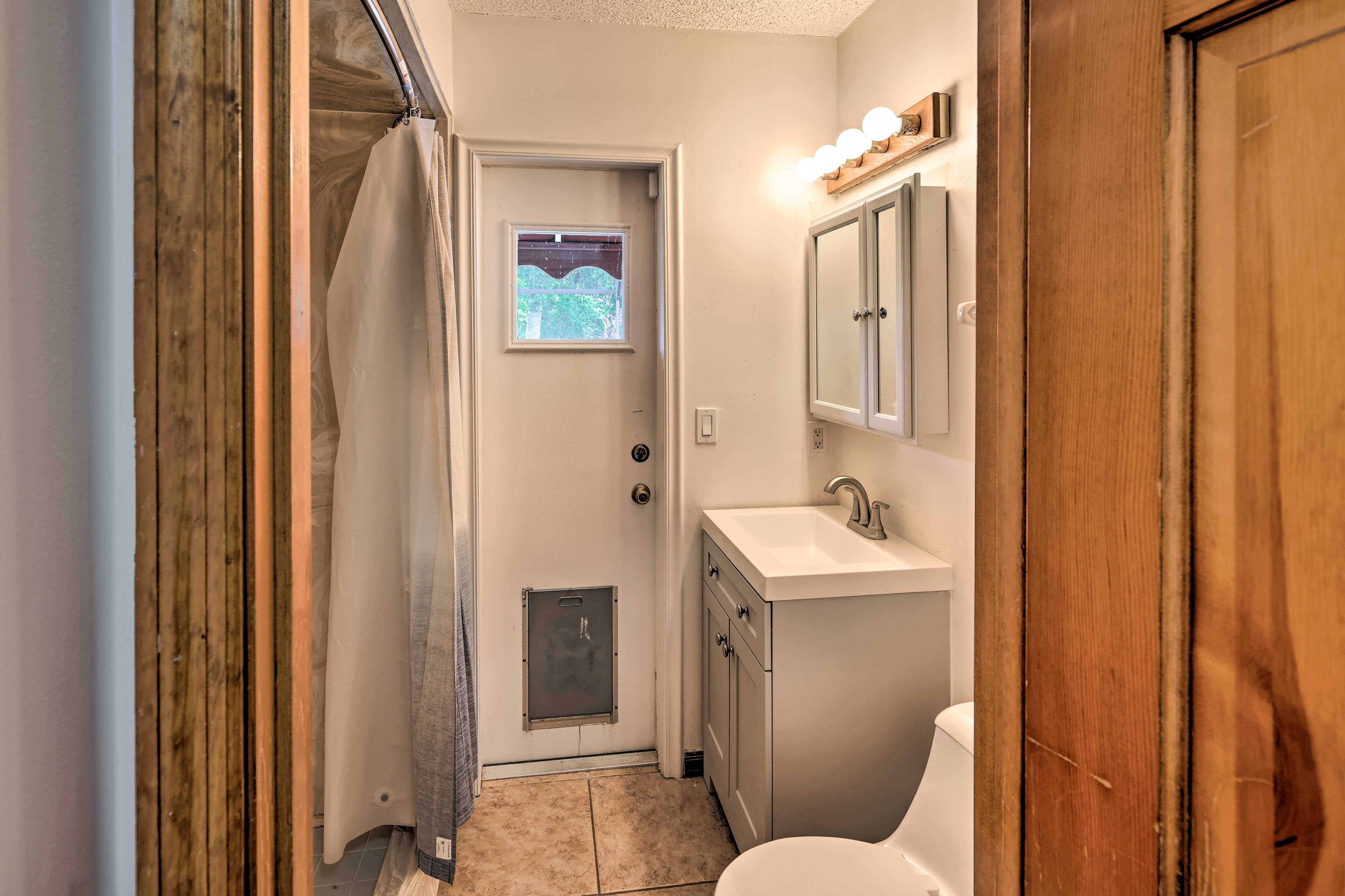 Full Bathroom | 1st Floor