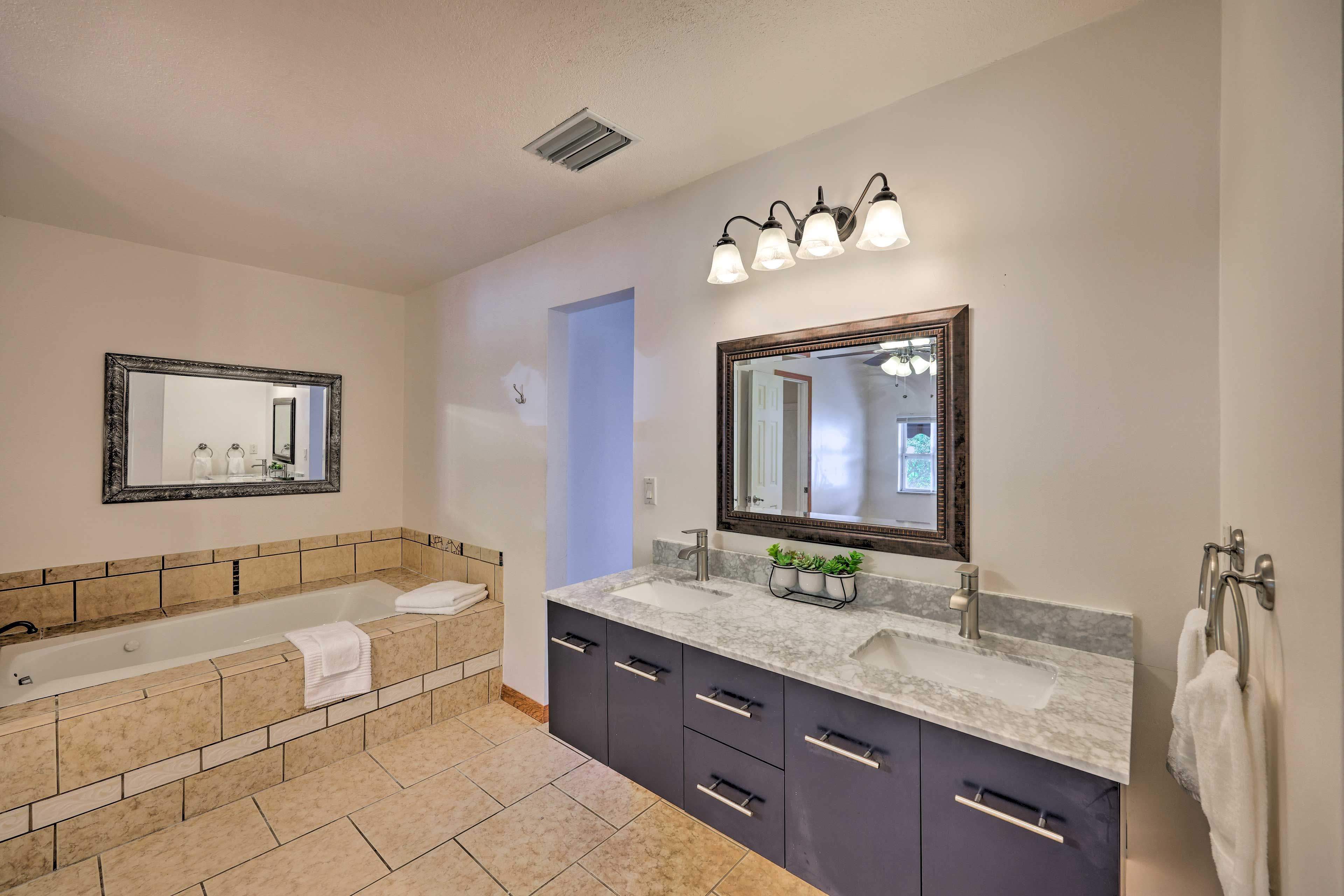 Full Bathroom | 1st Floor | Towels Provided