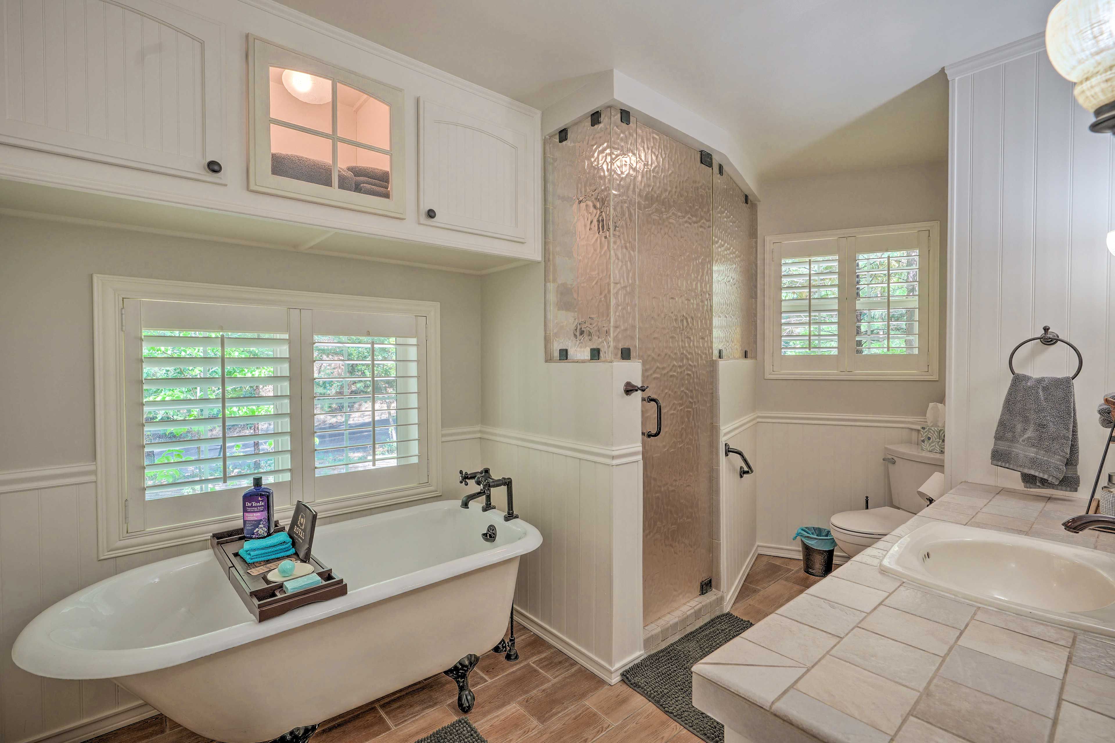 Full Bathroom | Grab Rails | Towels Provided