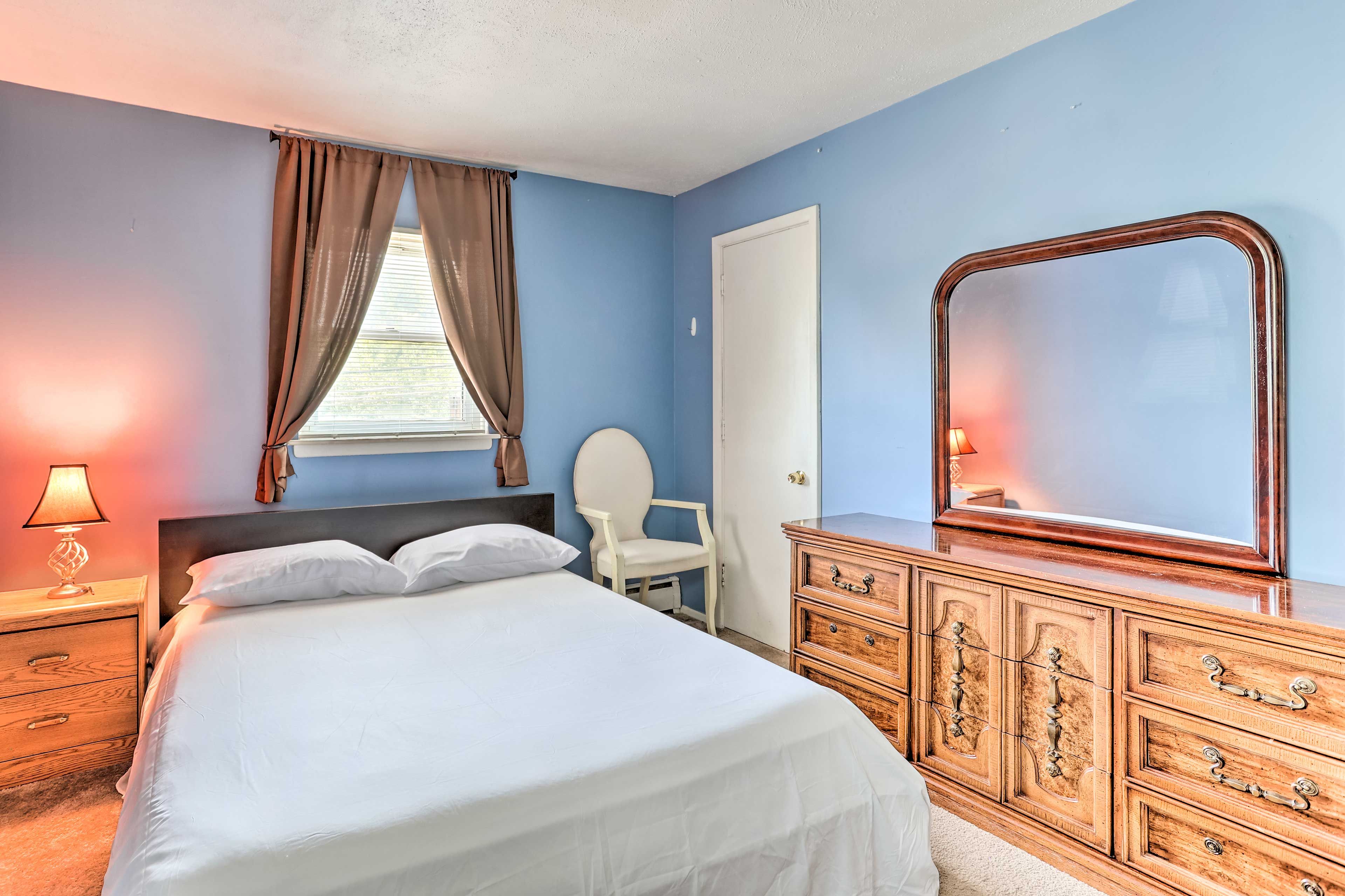 Bedroom 2 | 2nd Floor | Queen Bed | Smart TV