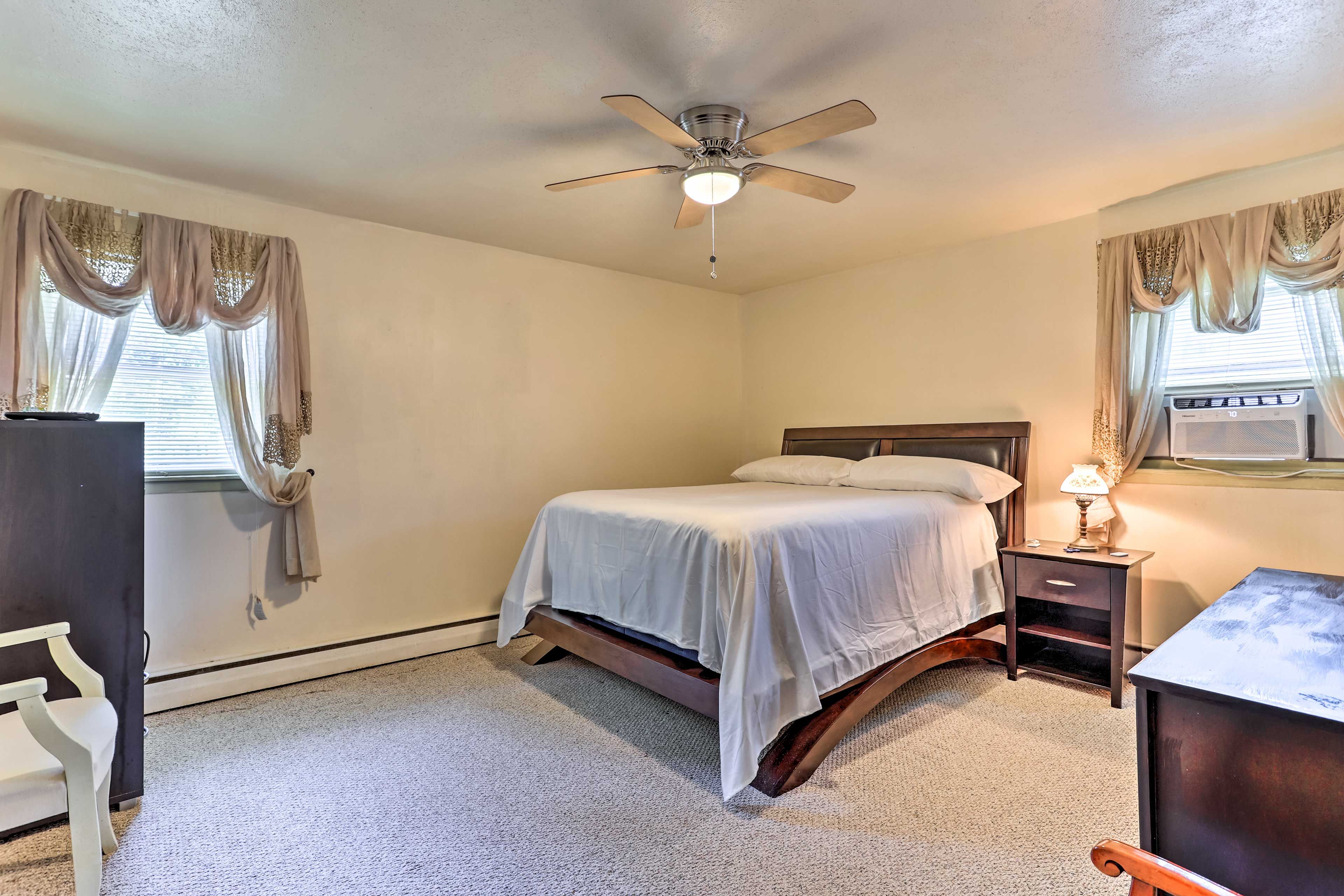Bedroom 1 | 2nd Floor | Queen Bed | Linens Provided | Smart TV