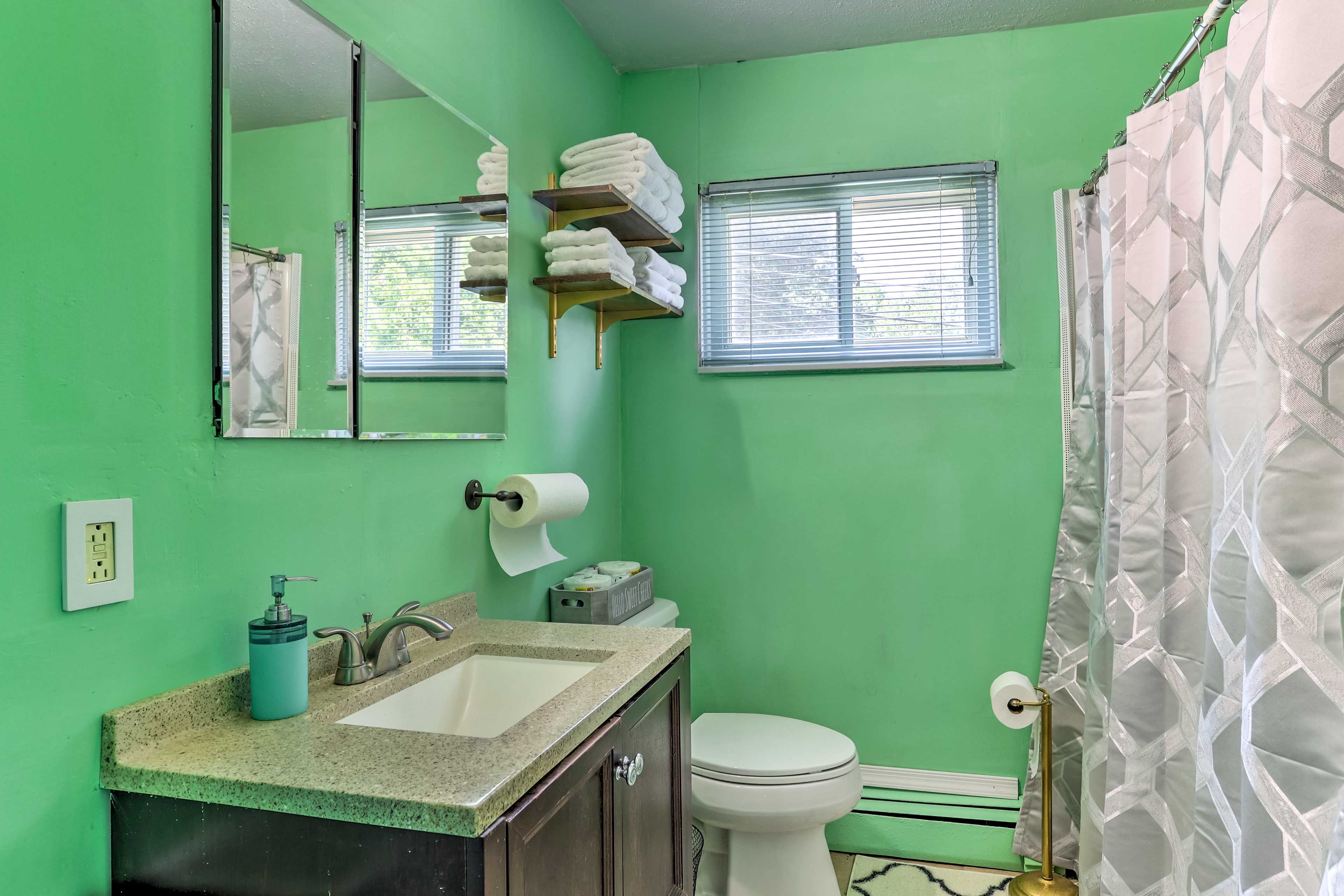 Full Bathroom | 2nd Floor | Towels Provided | Toiletries