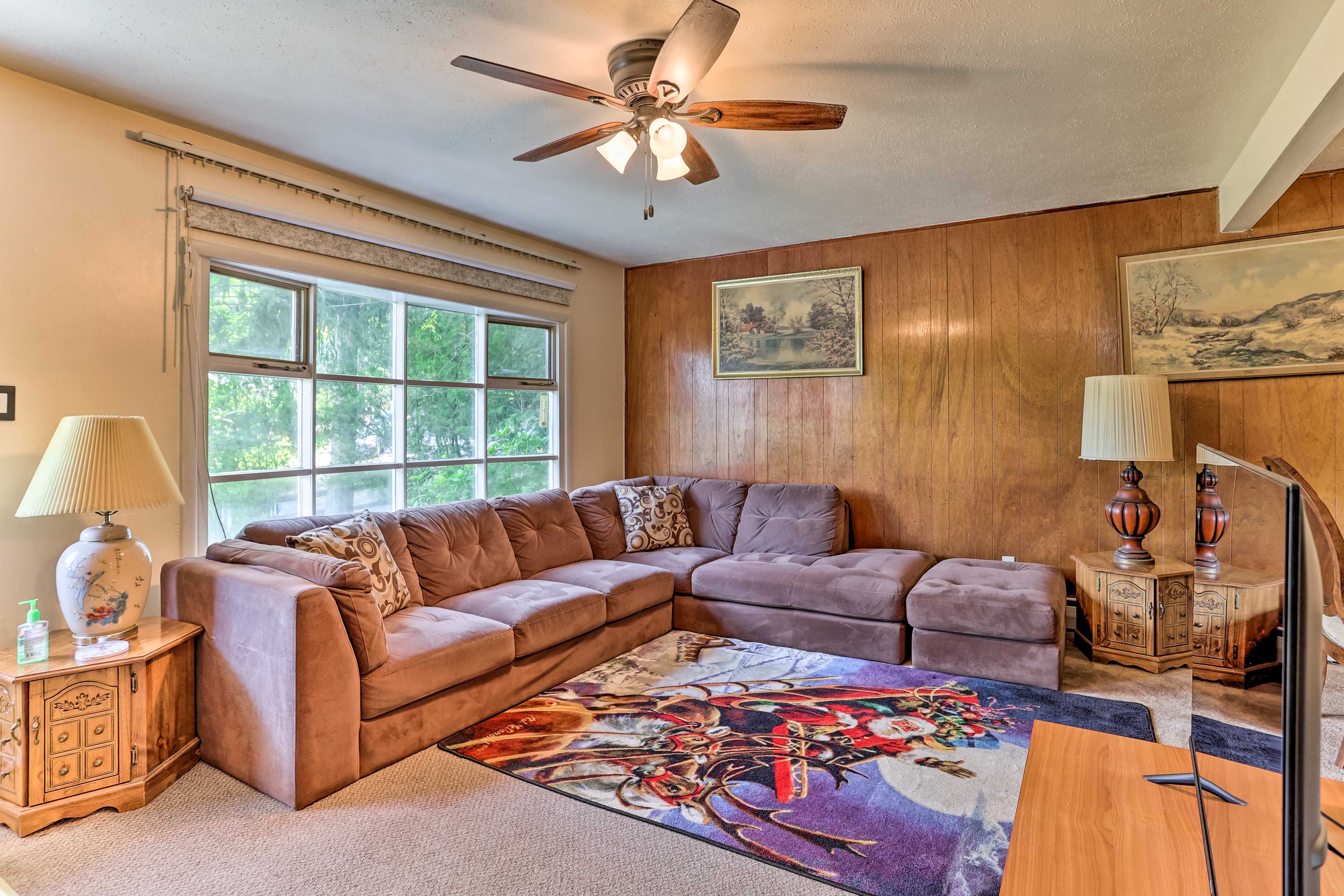 Living Room | 1st Floor | Smart TV w/ Cable | Free WiFi