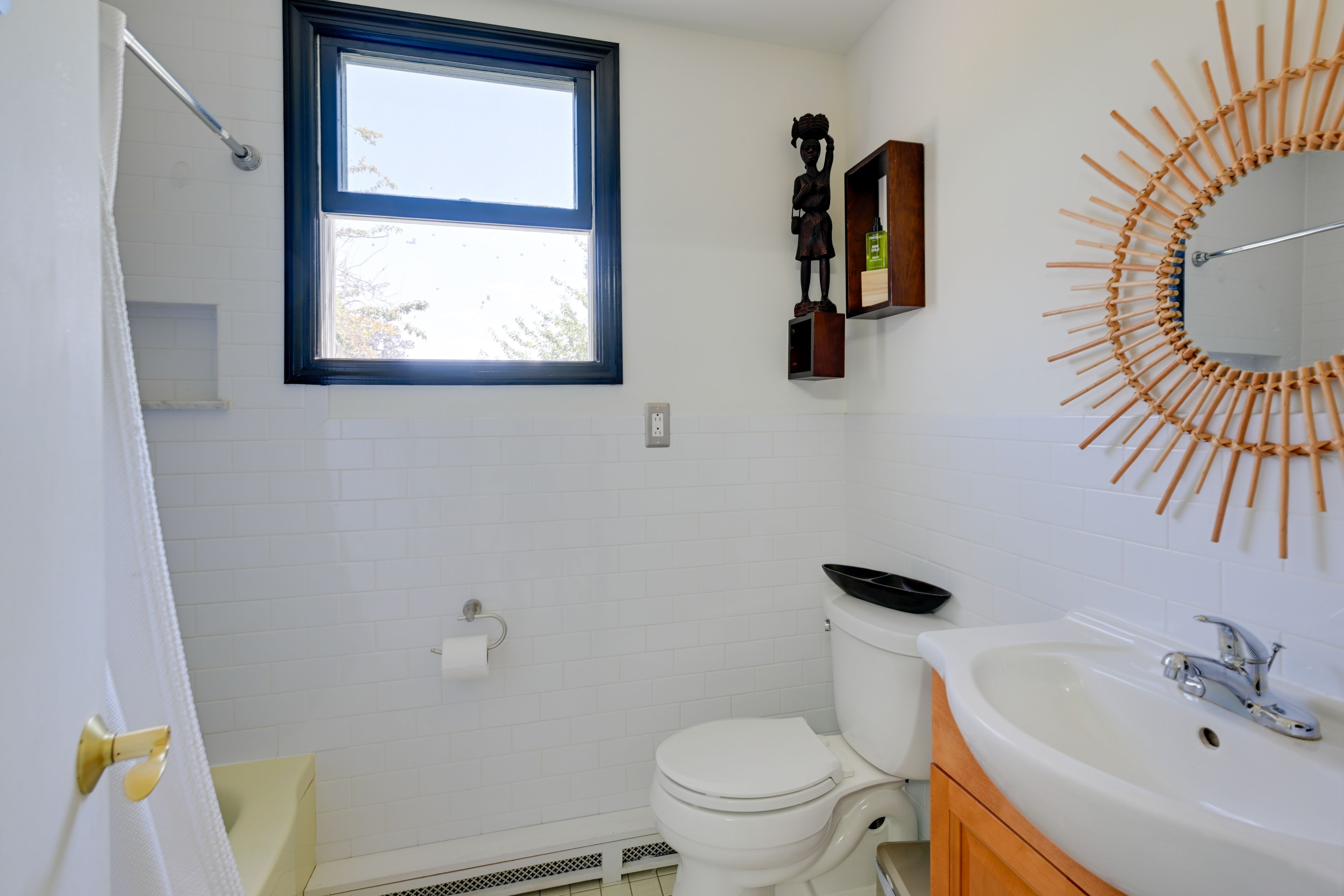 Full Bathroom | Towels Provided | Complimentary Toiletries