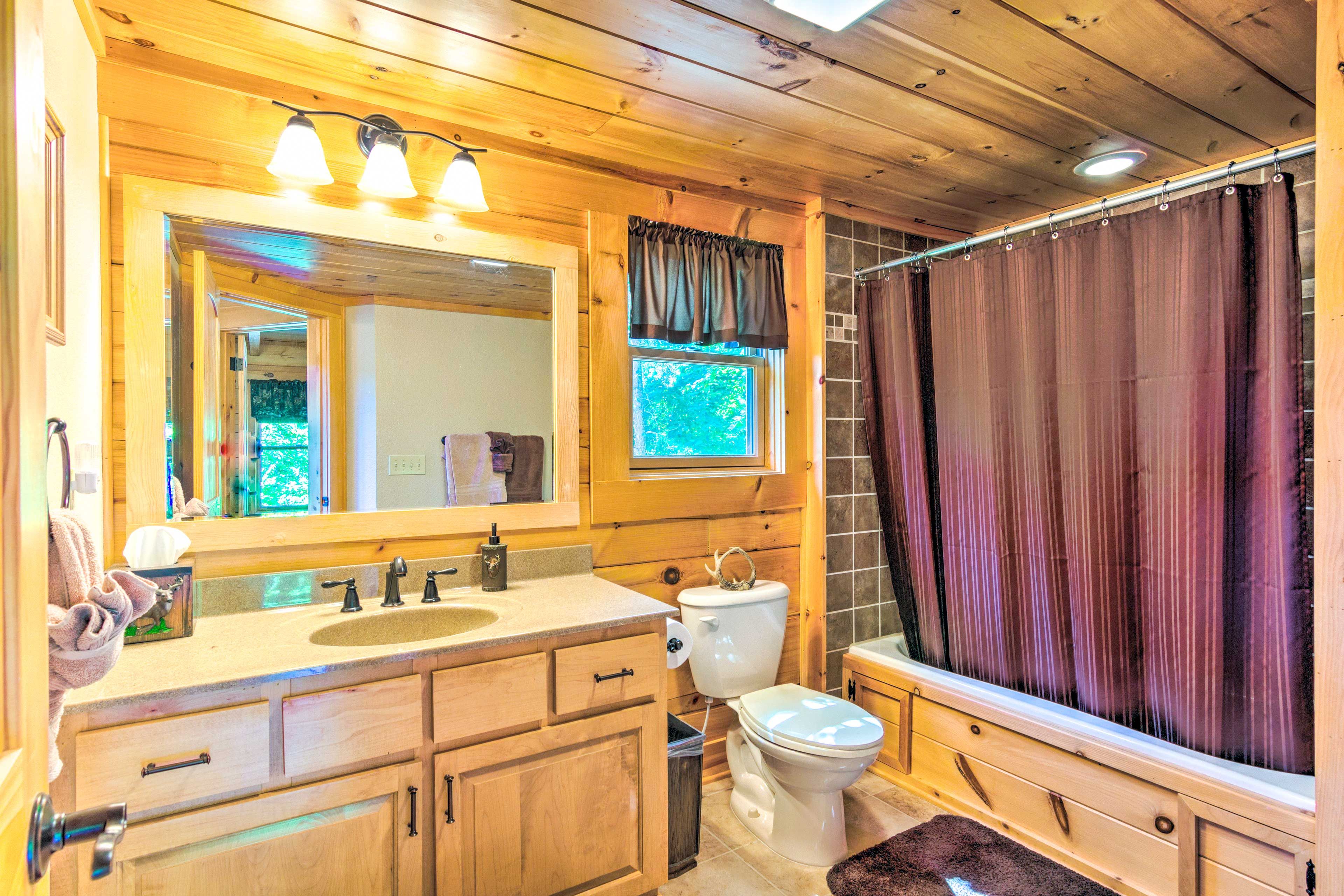 Full Bathroom | 1st Floor | Towels Provided