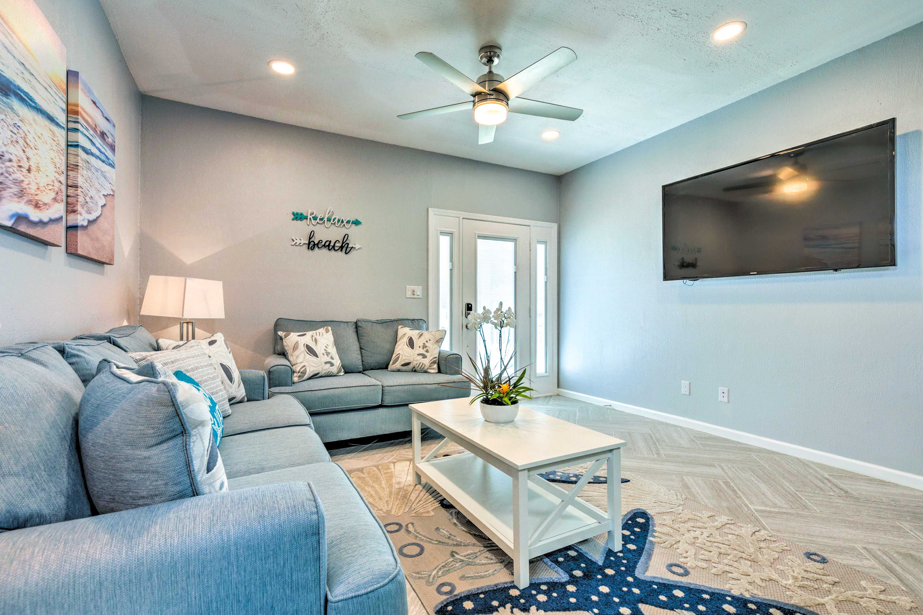 Living Room | Free WiFi | Central A/C | Smart TV