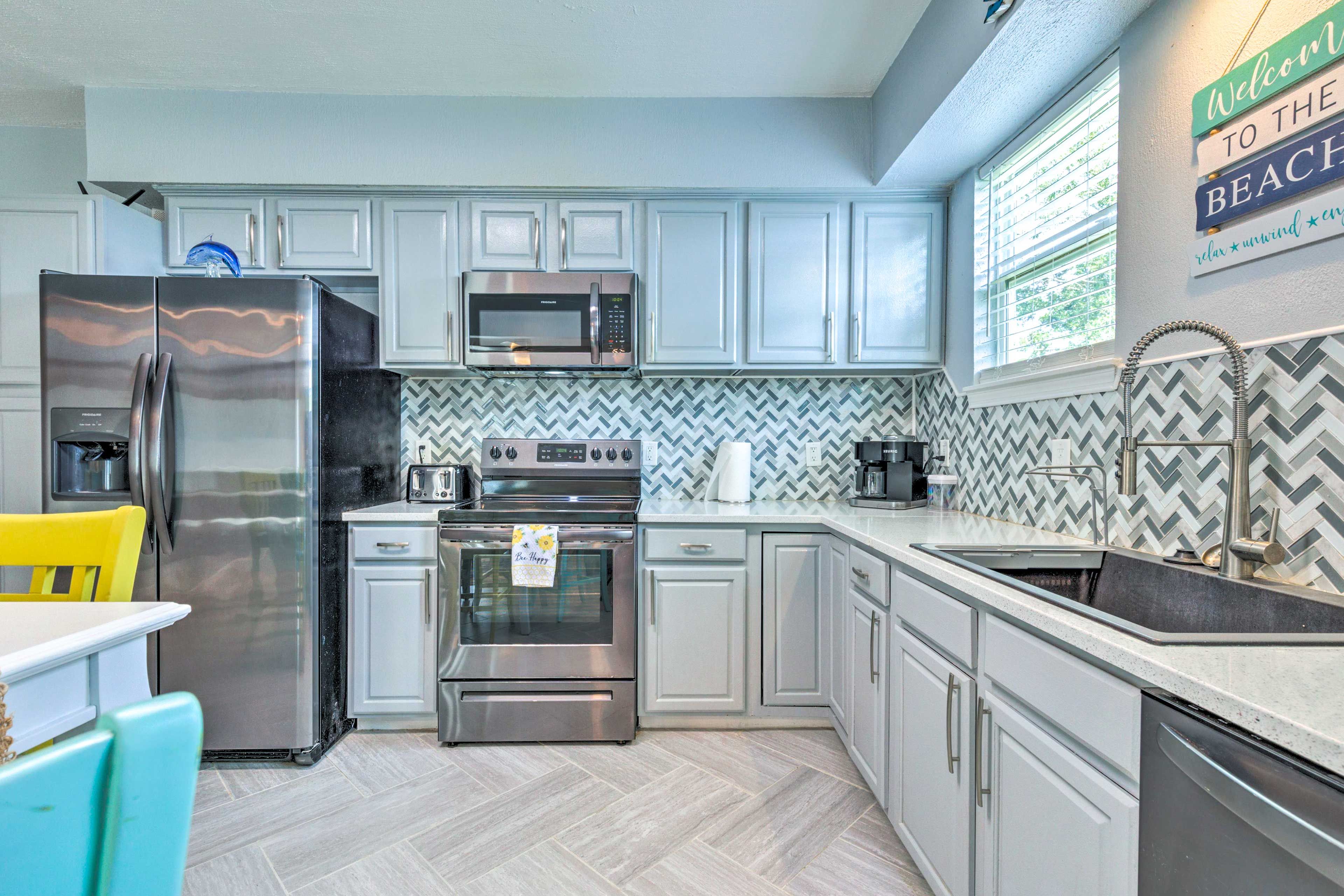 Kitchen | Cooking Basics | Blender | Paper Towels/Trash Bags Provided