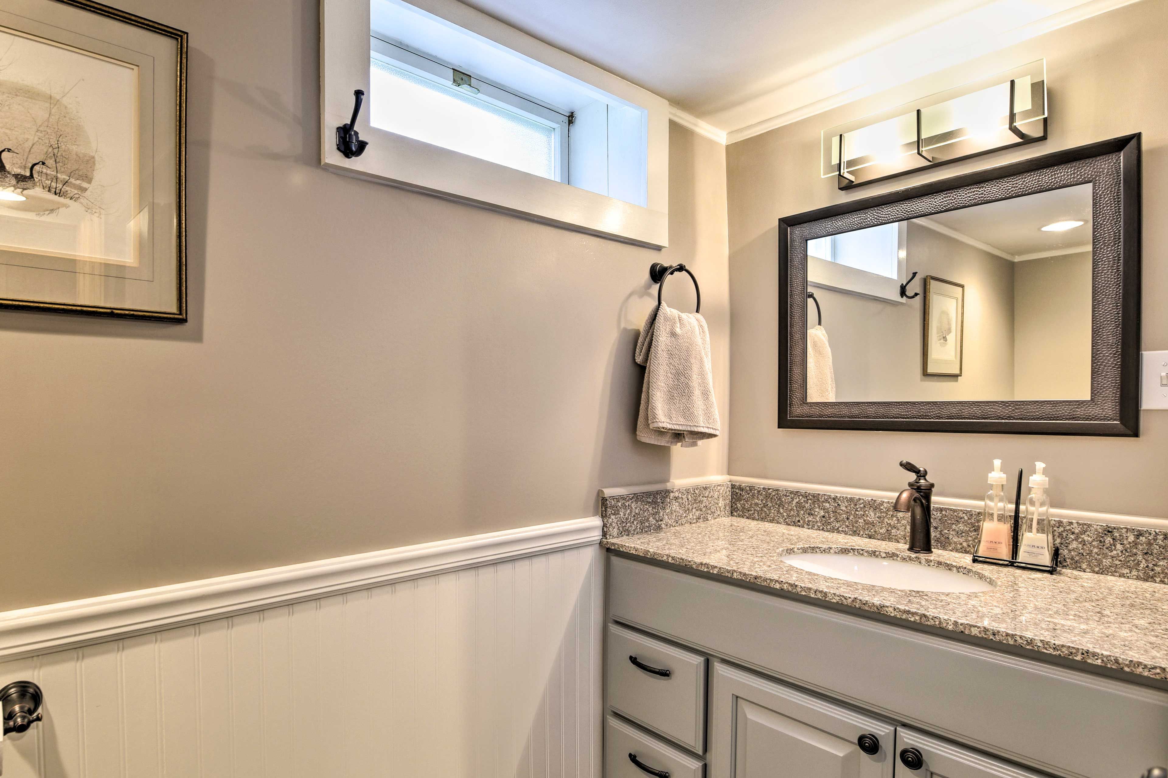 Full Bathroom | Complimentary Toiletries