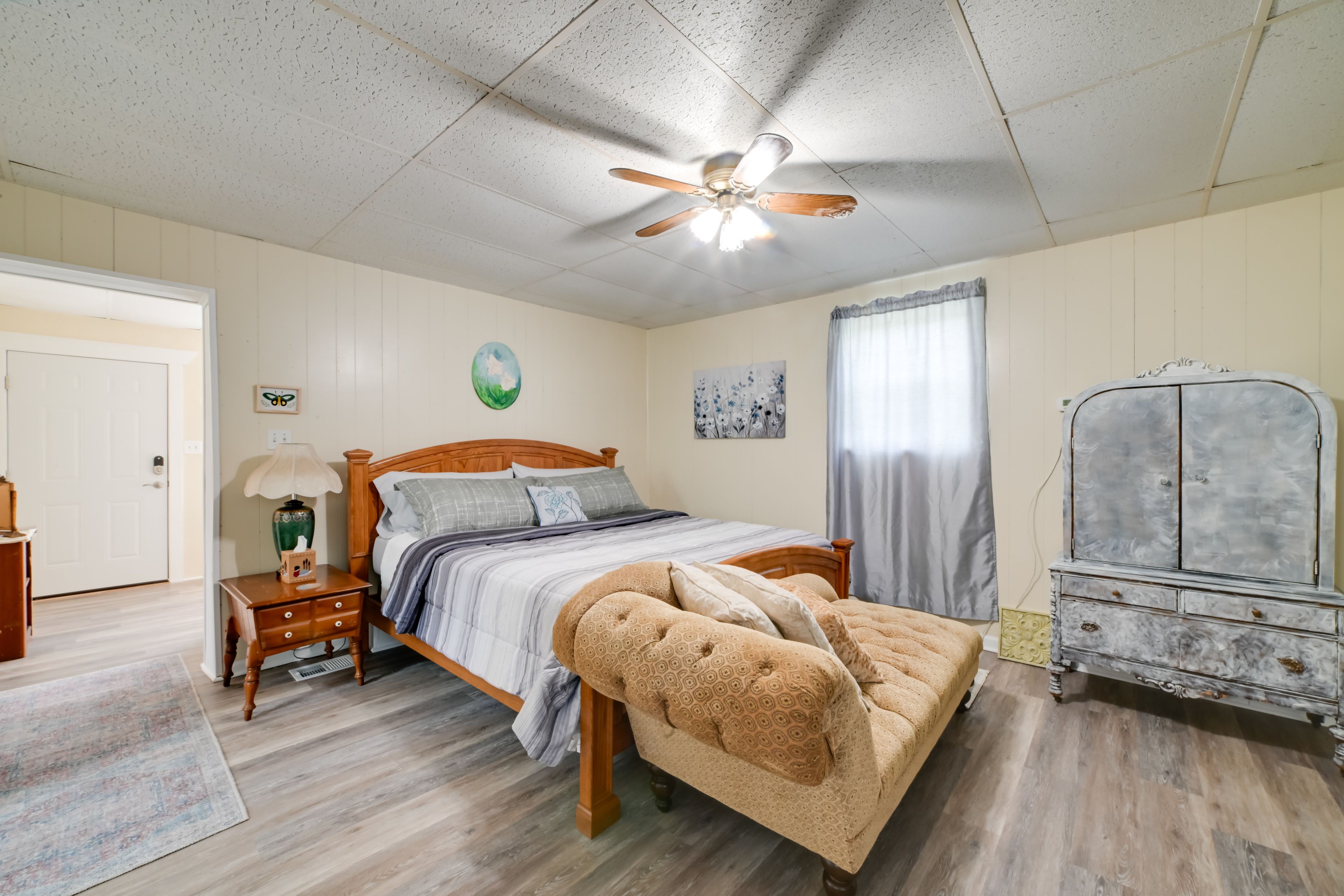 Living Room | King Bed