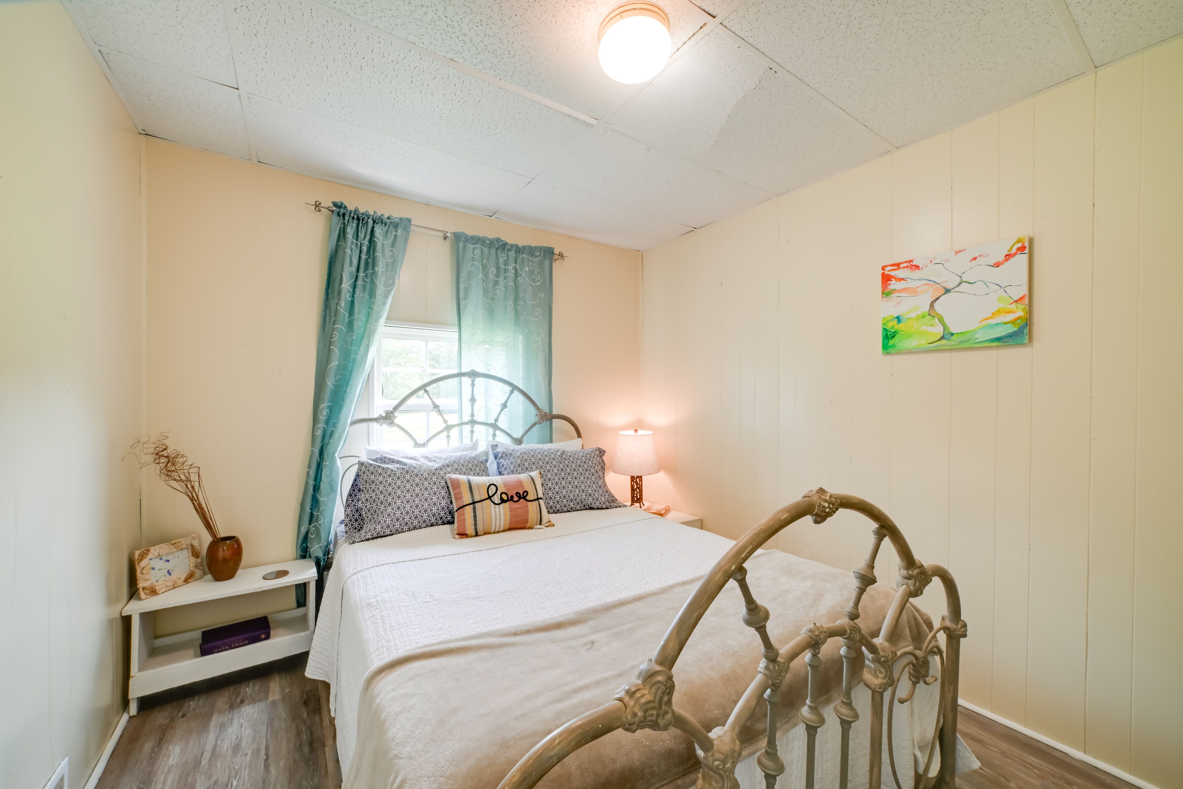 Bedroom | Queen Bed