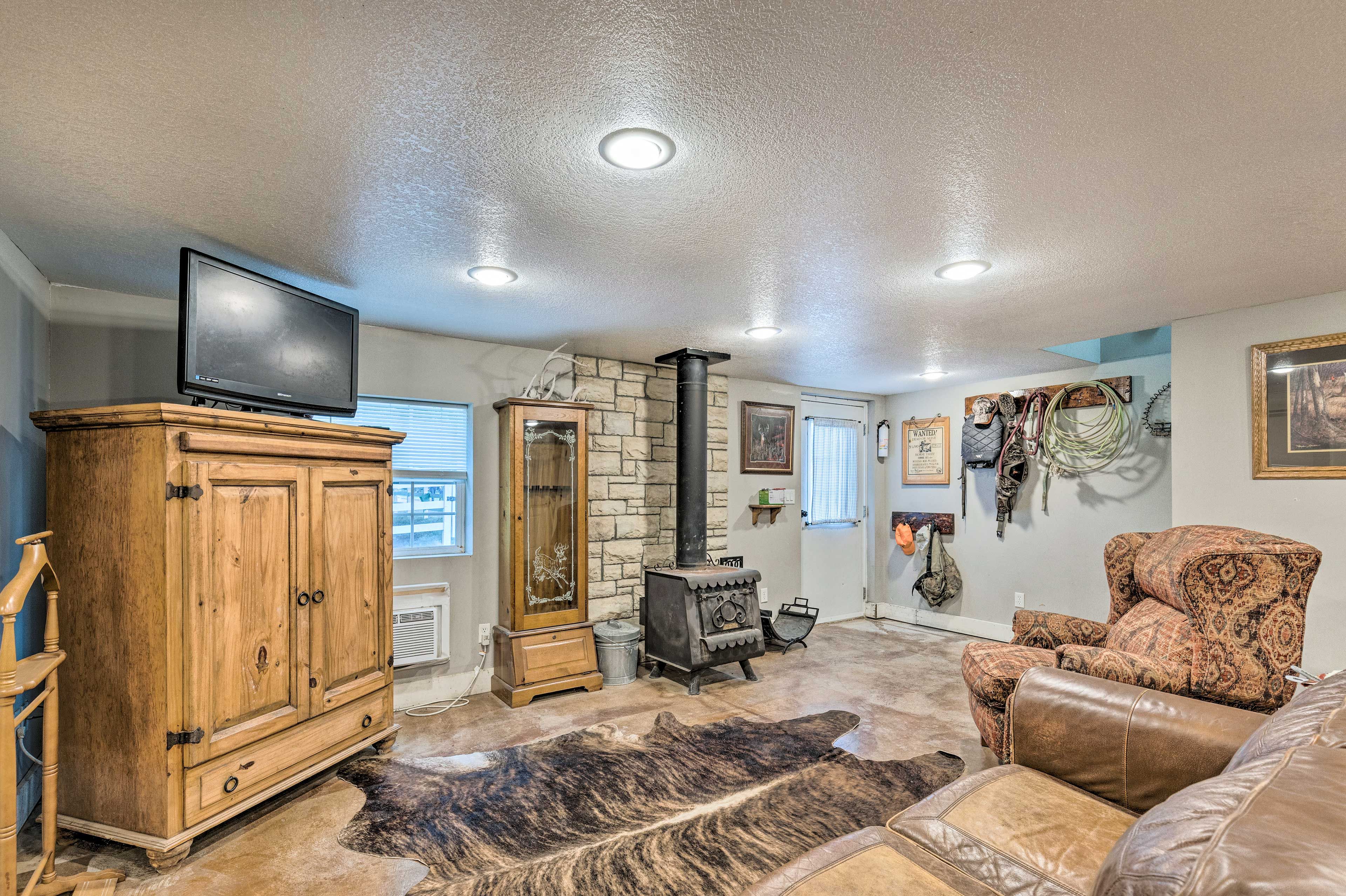 Living Room | 1st Floor | Cable TV