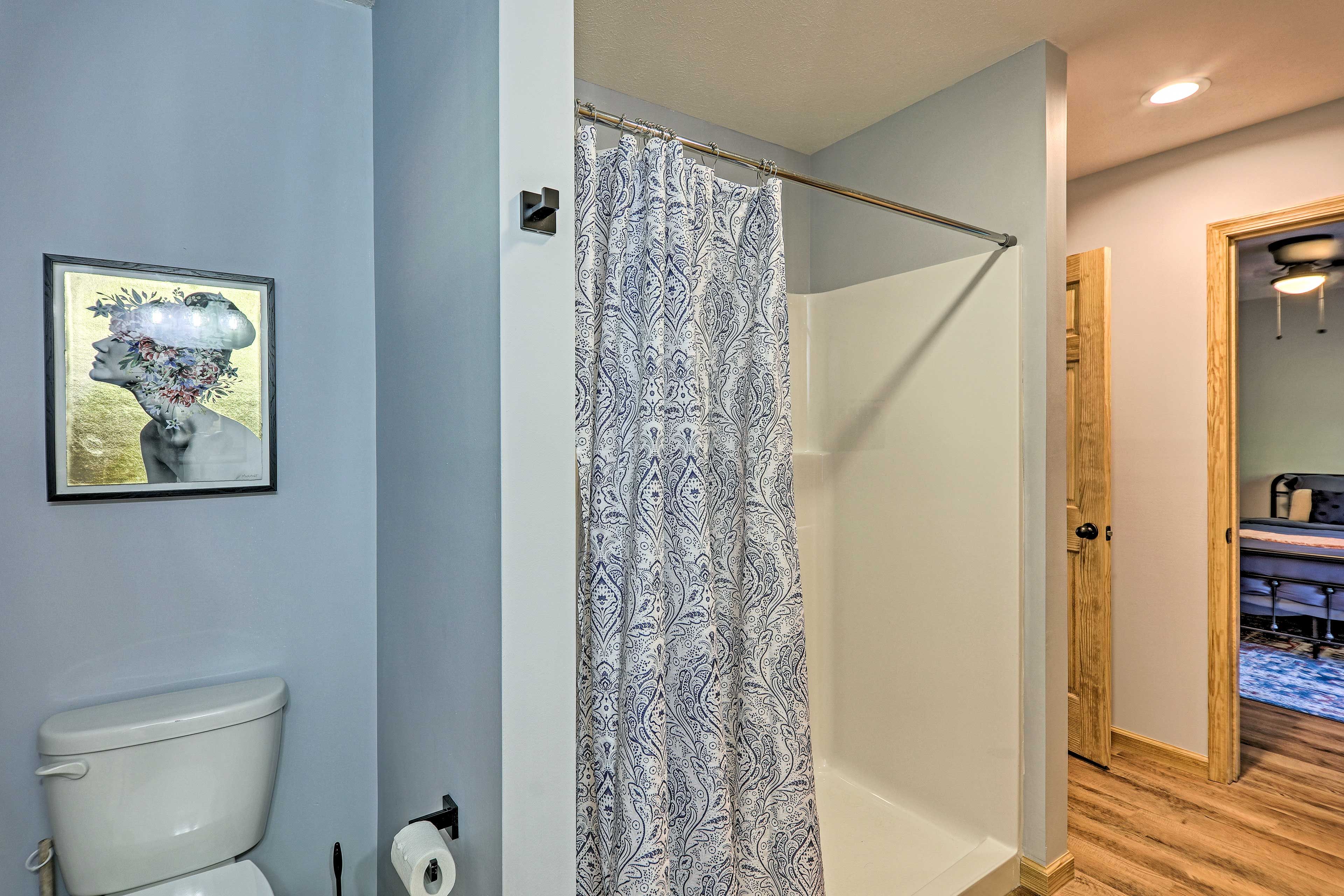 Full Bathroom | 2nd Floor | Towels Provided | Complimentary Toiletries