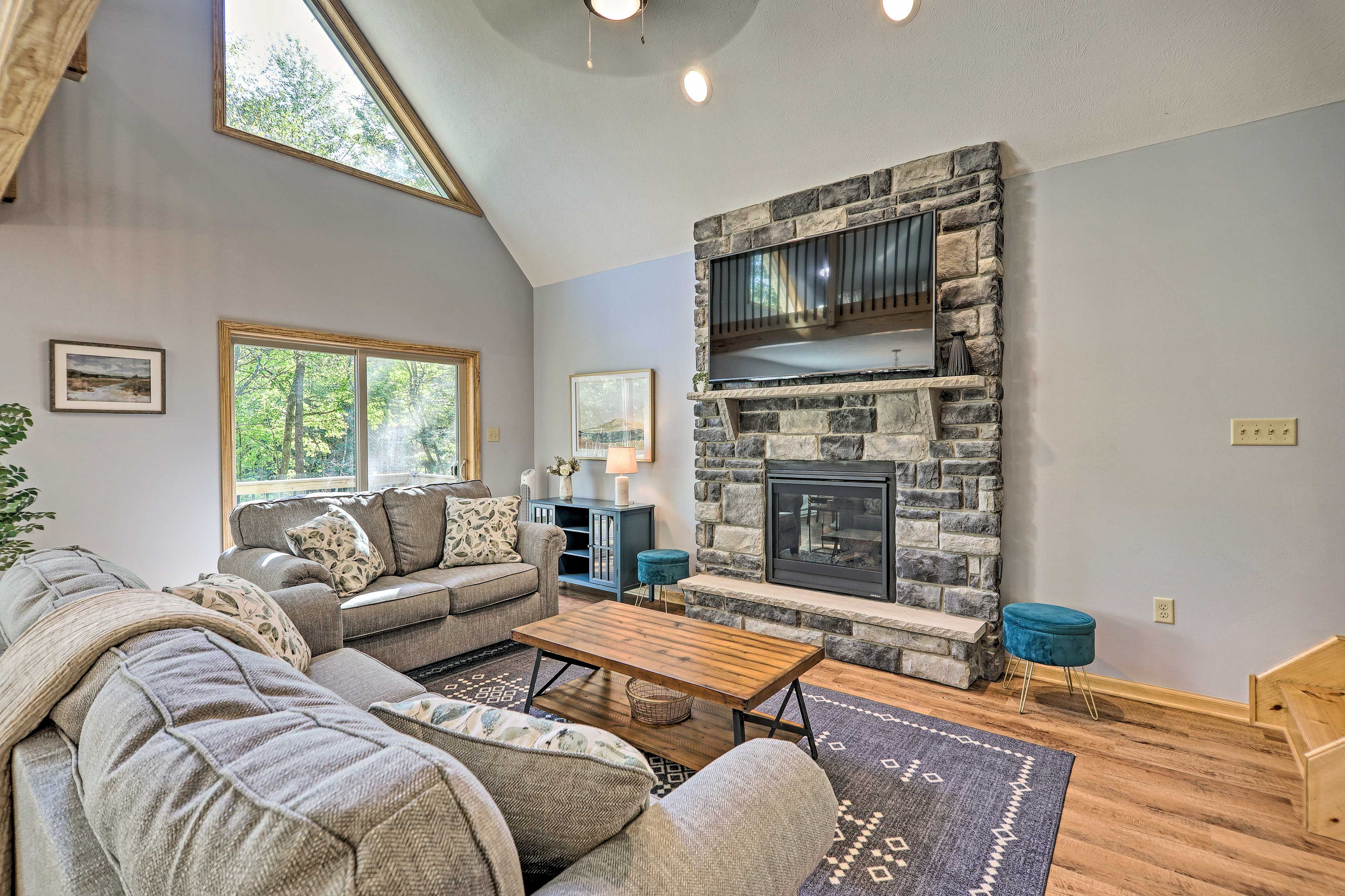 Great Room | Smart TV | Gas Fireplace | 2nd Floor