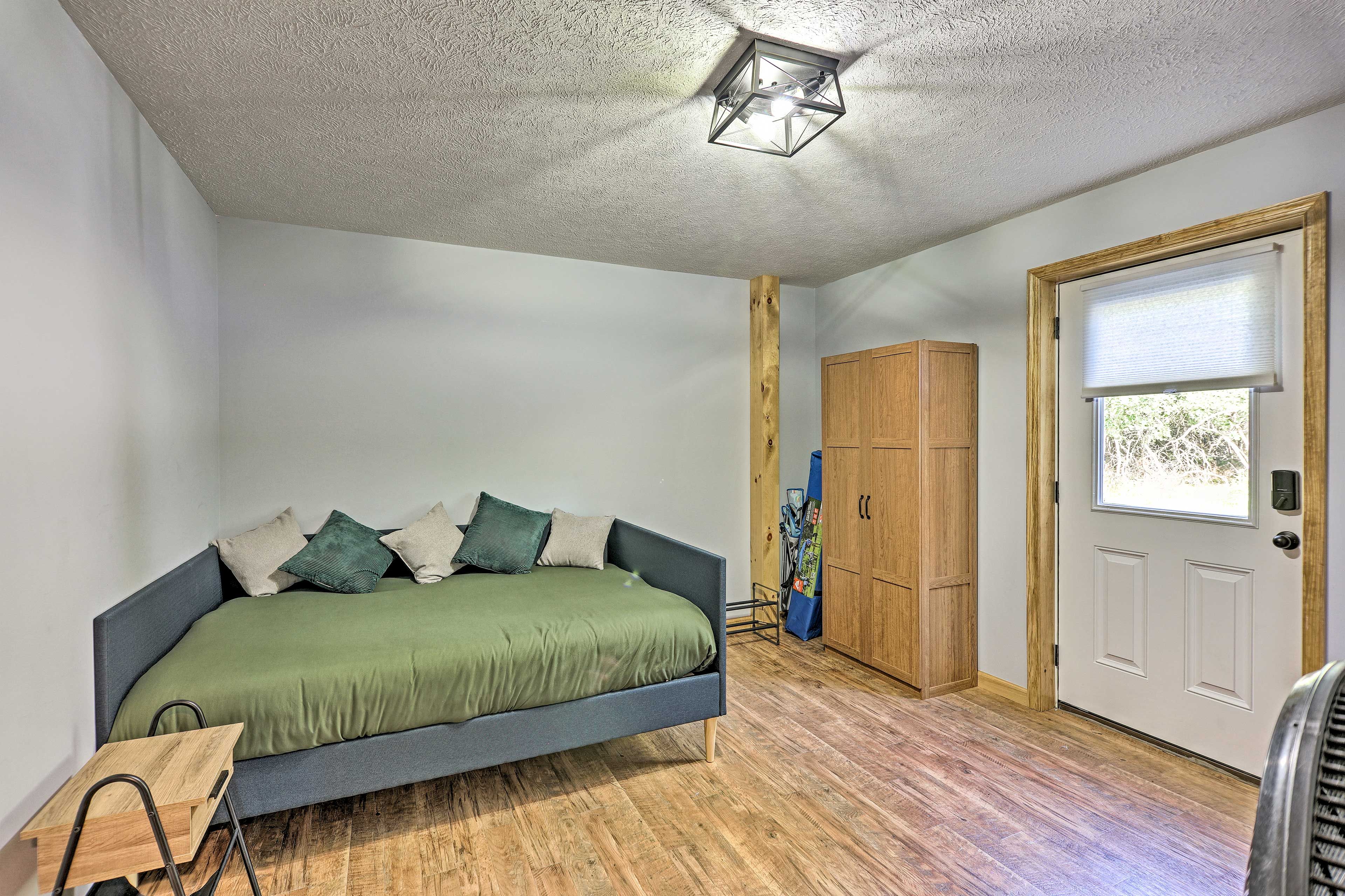 Bedroom 5 | Full Daybed | 1st Floor