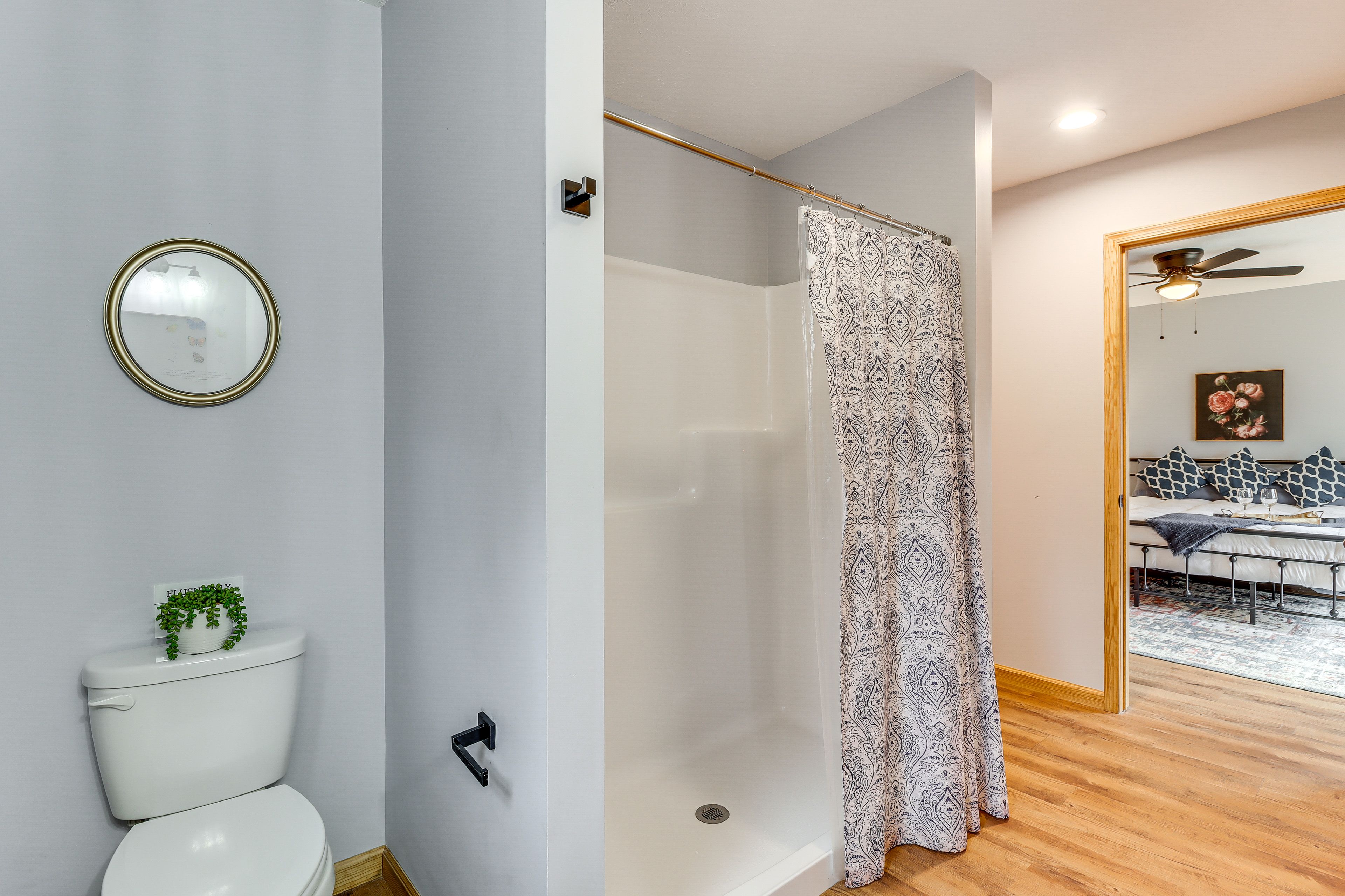 Full Bathroom | 2nd Floor | Towels Provided | Complimentary Toiletries