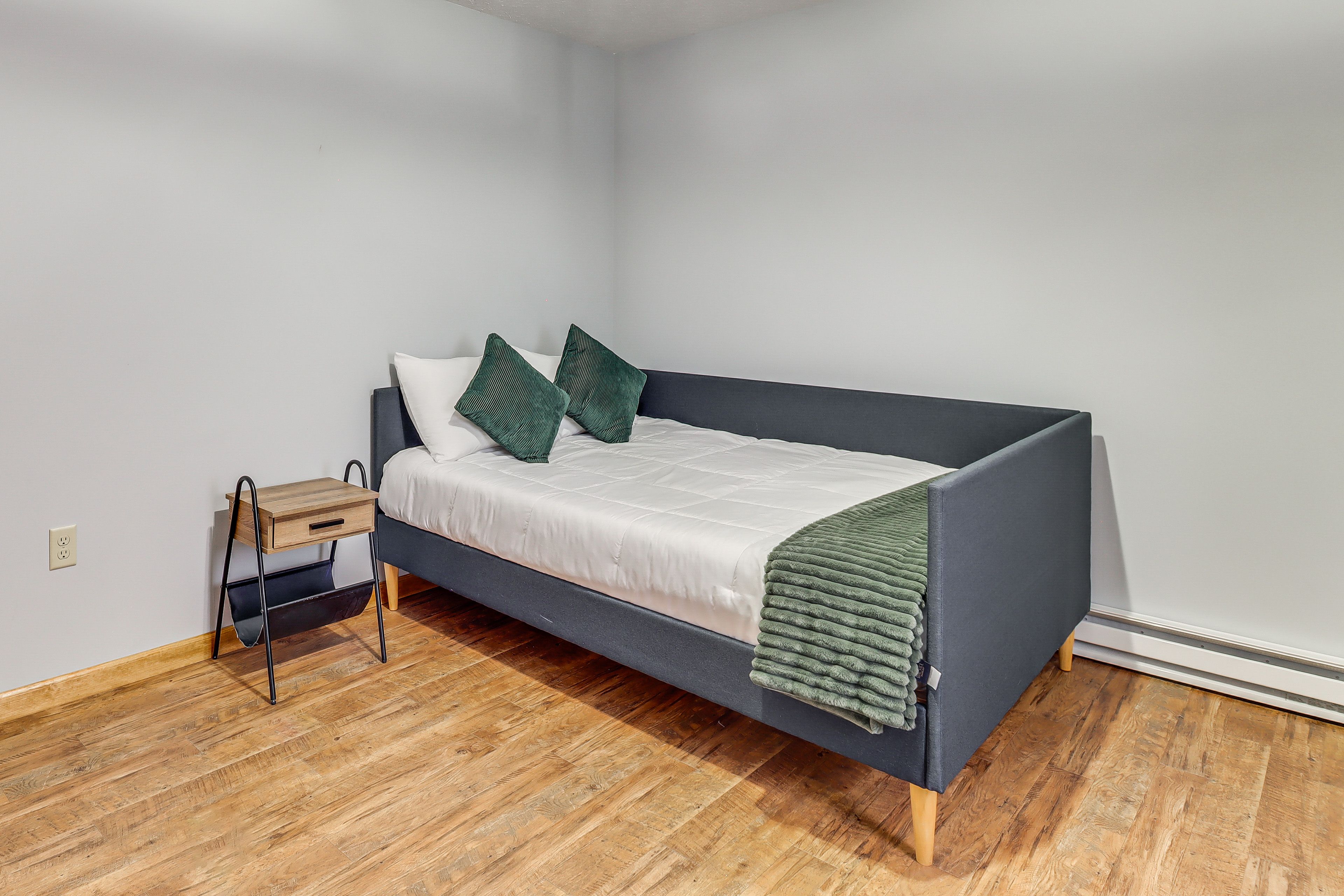 Bedroom 5 | Full Daybed | 1st Floor