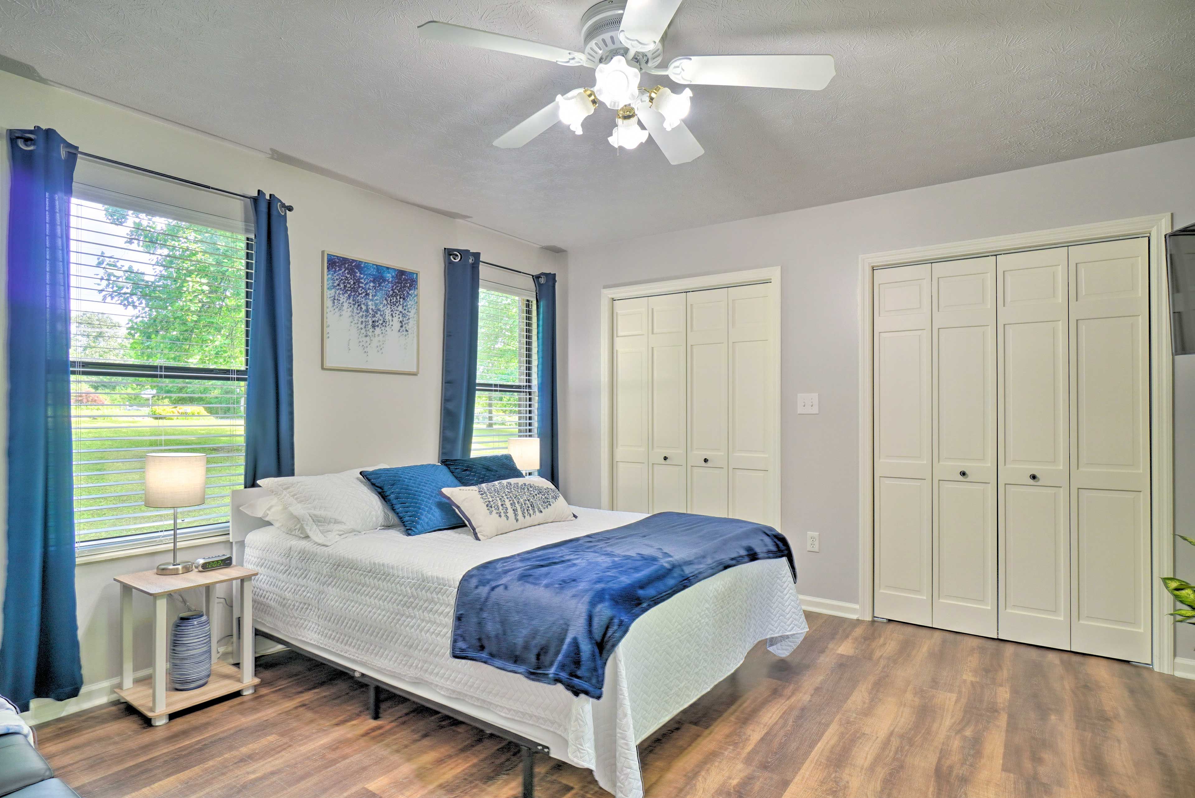 Bedroom | Queen Bed | Full Futon | Linens Provided | Smart TV