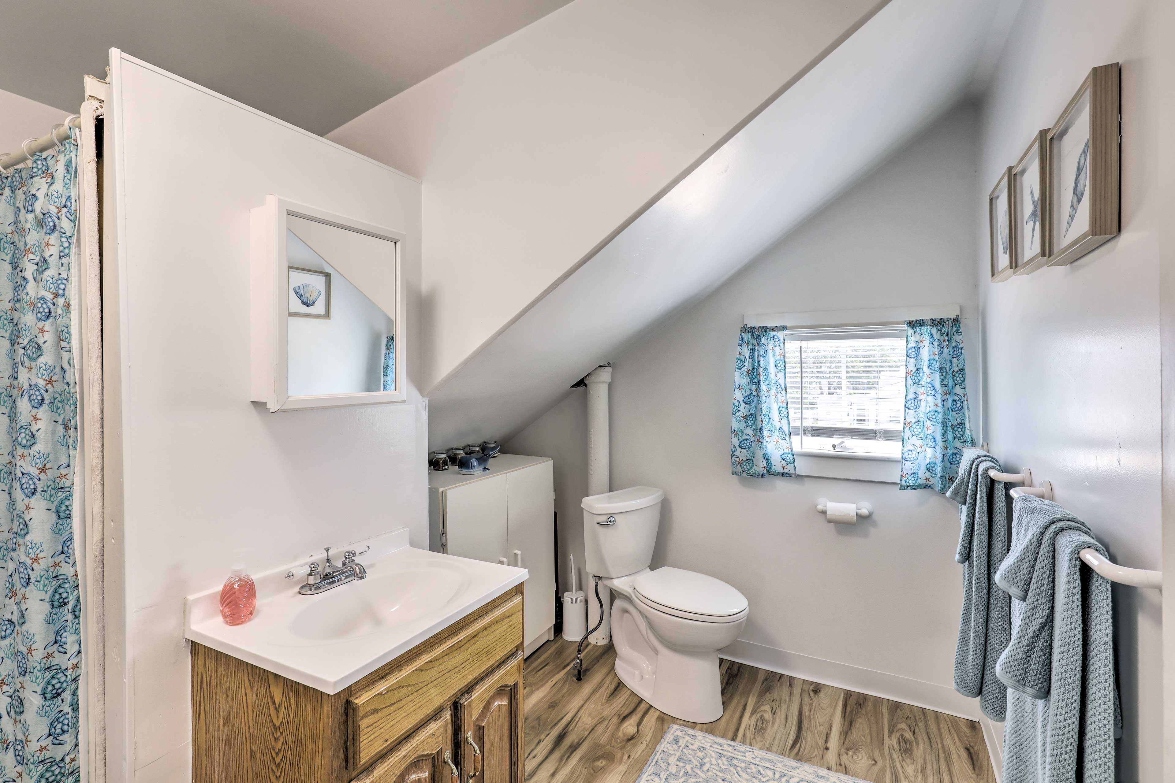 Bathroom | Towels Provided | Complimentary Toiletries | 2nd Floor