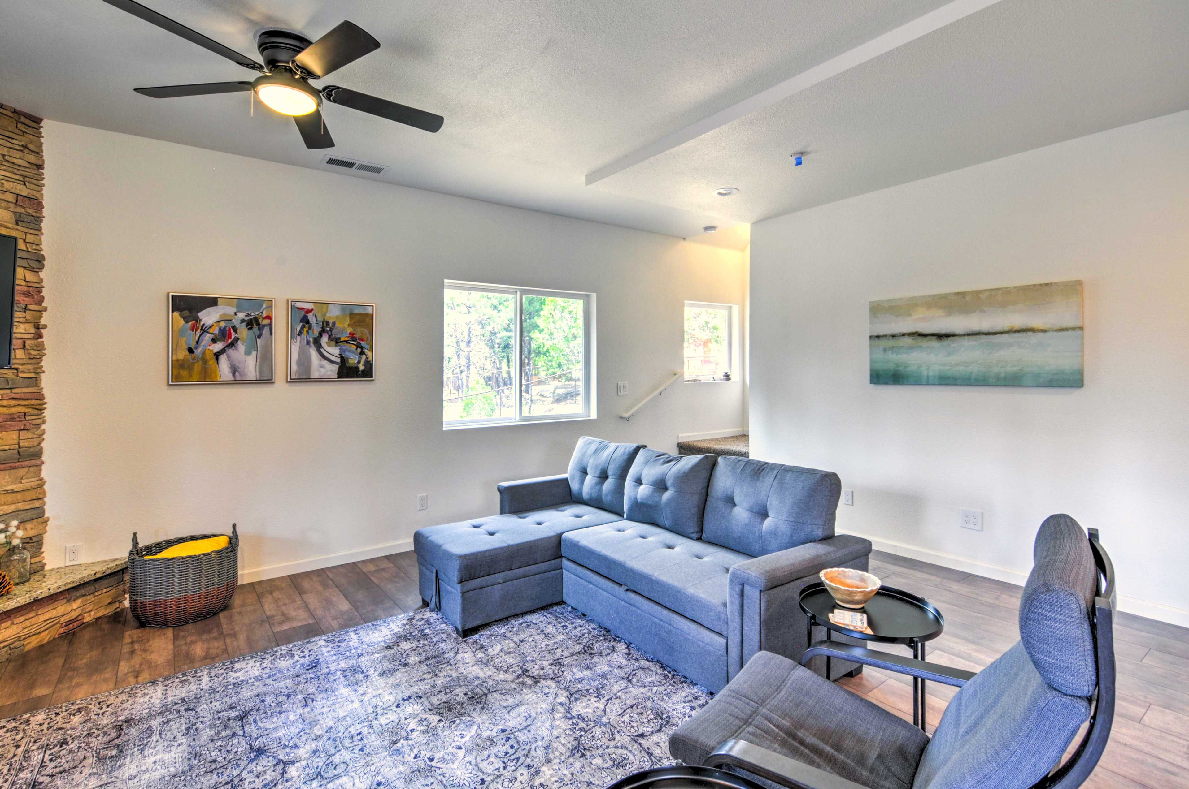 Living Room | Sleeper Sofa | Smart TV w/ Cable | Gas Fireplace | Board Games