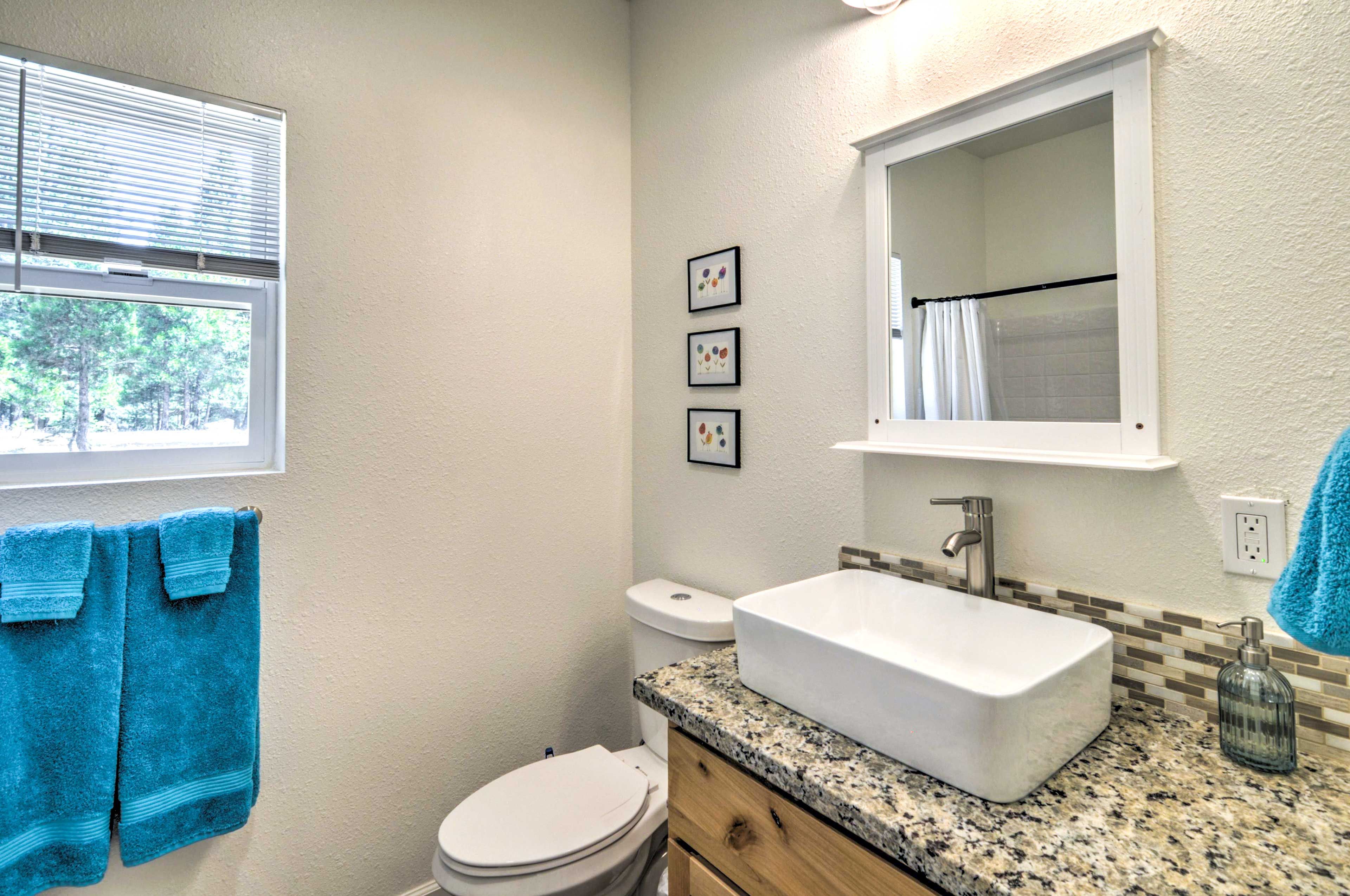 Full Bathroom | 1st Floor | Complimentary Toiletries | Towels Provided
