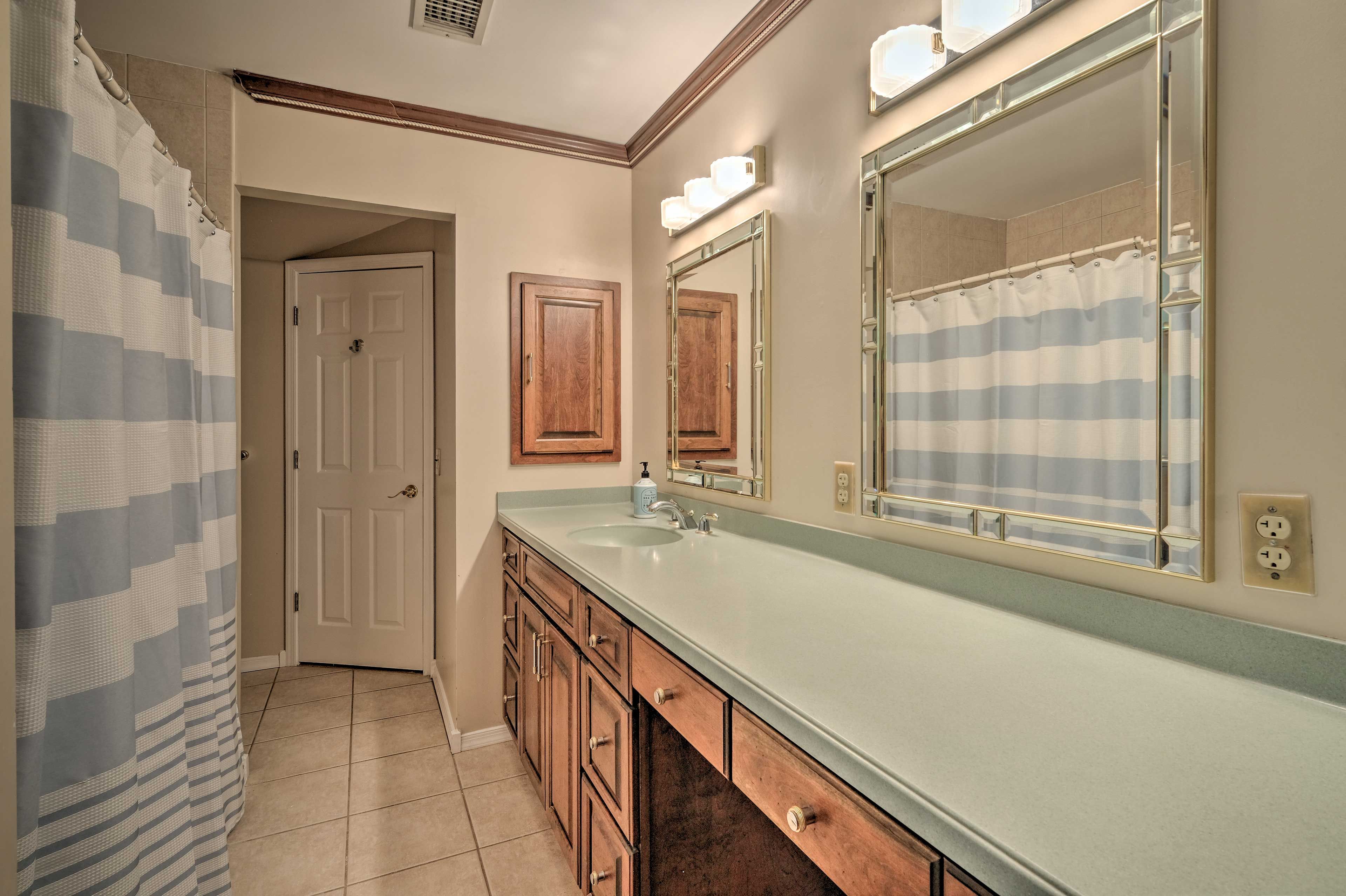 Full Bathroom | Complimentary Toiletries | 2nd Floor