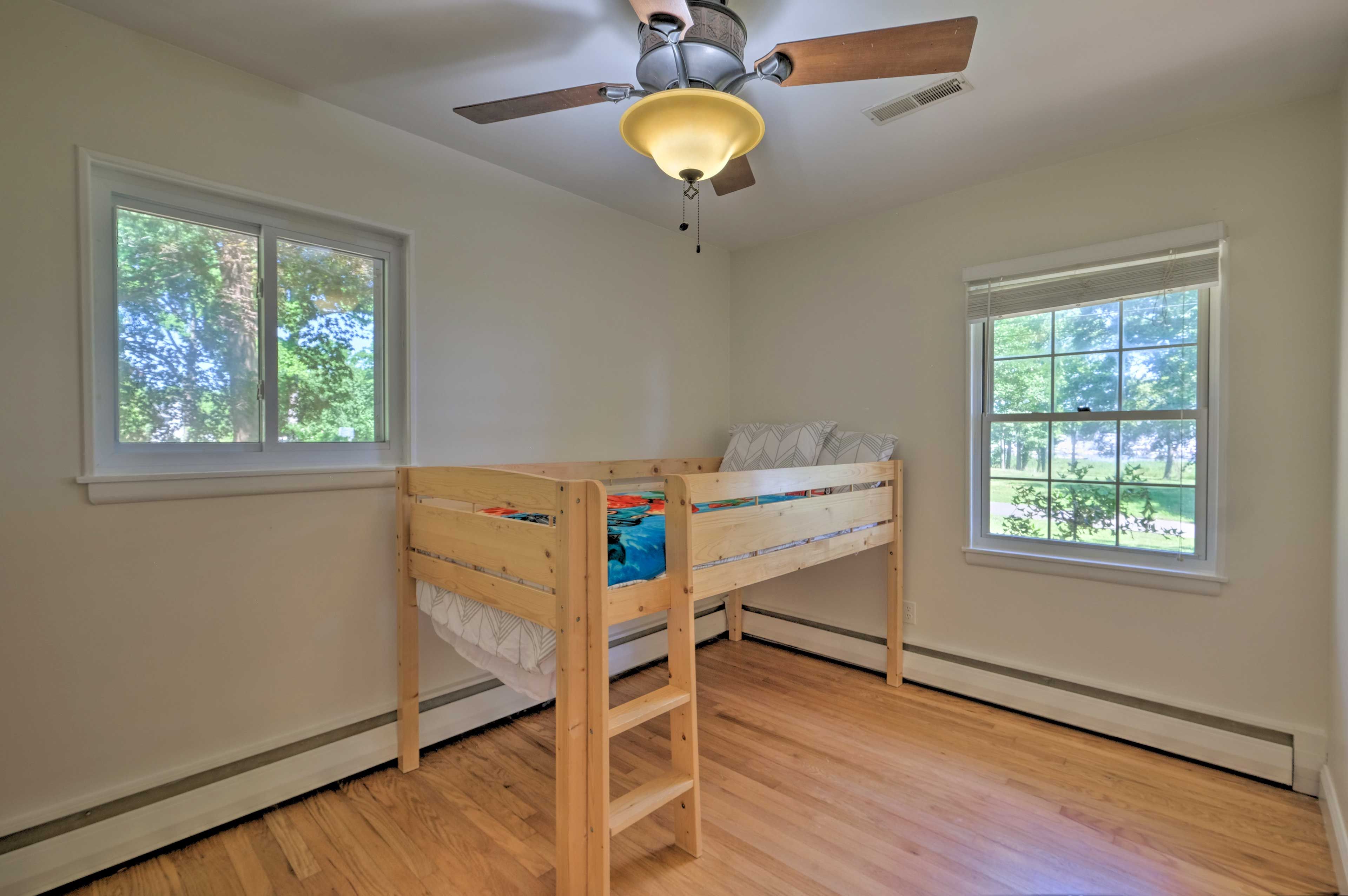 Bedroom 5 | Twin Bed | 1st Floor