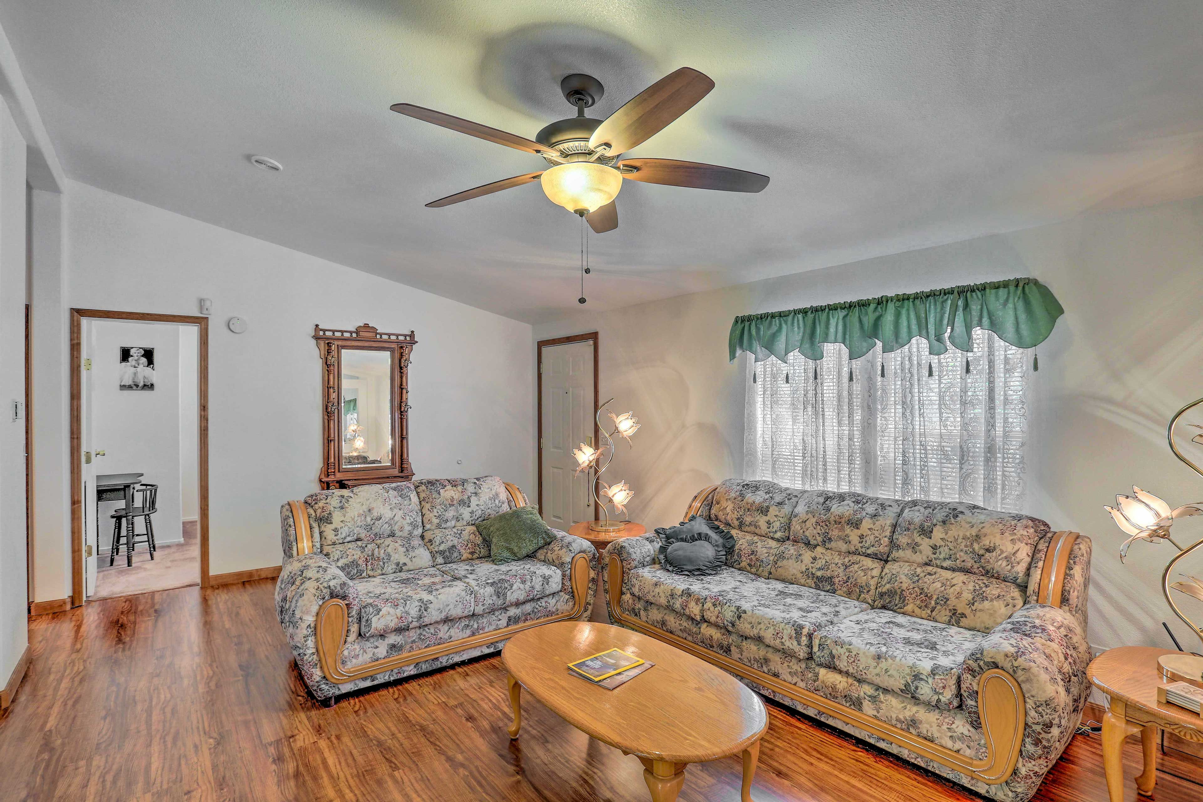 Living Room | Free WiFi | Smart TV w/ Cable