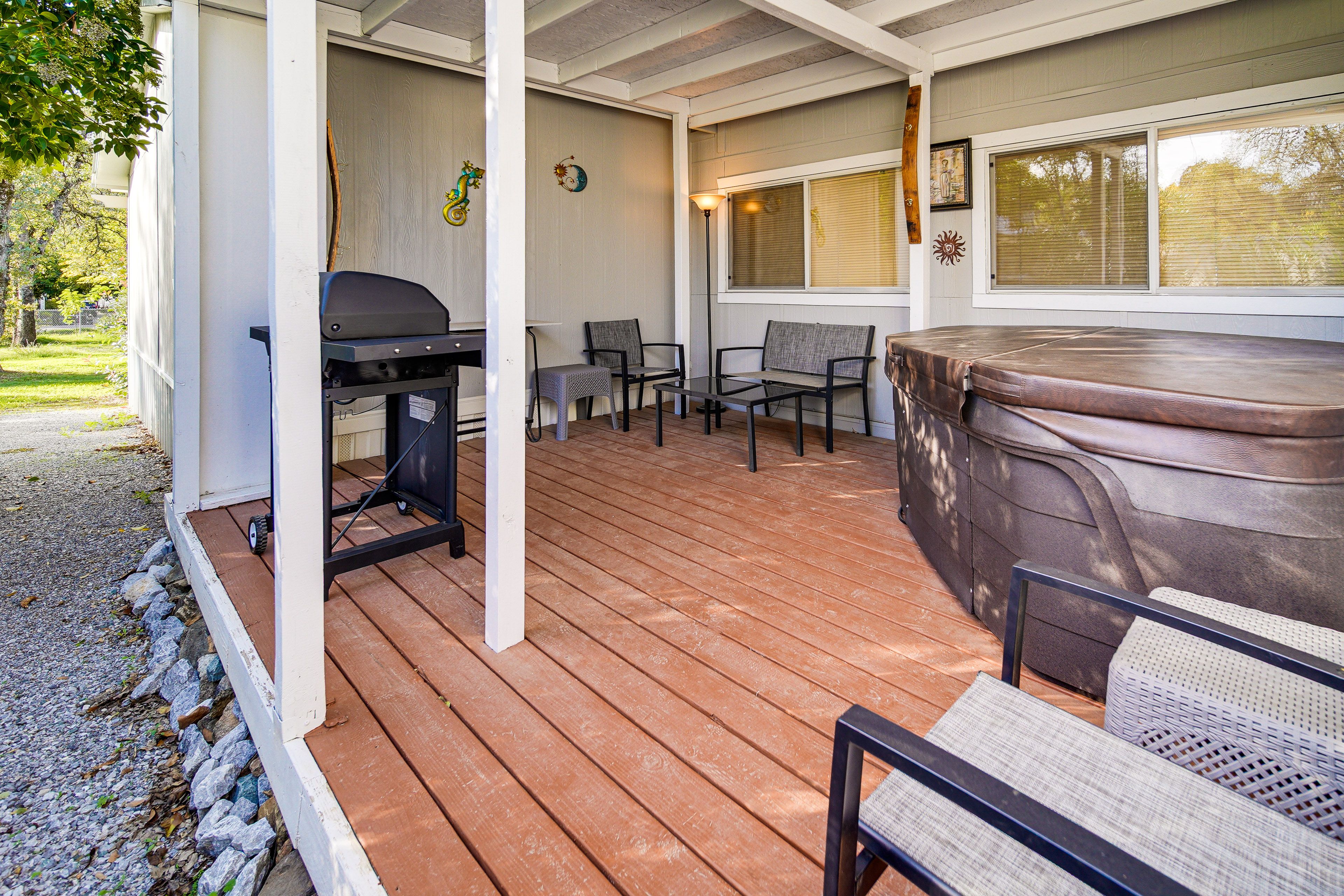 Furnished Deck | Hot Tub