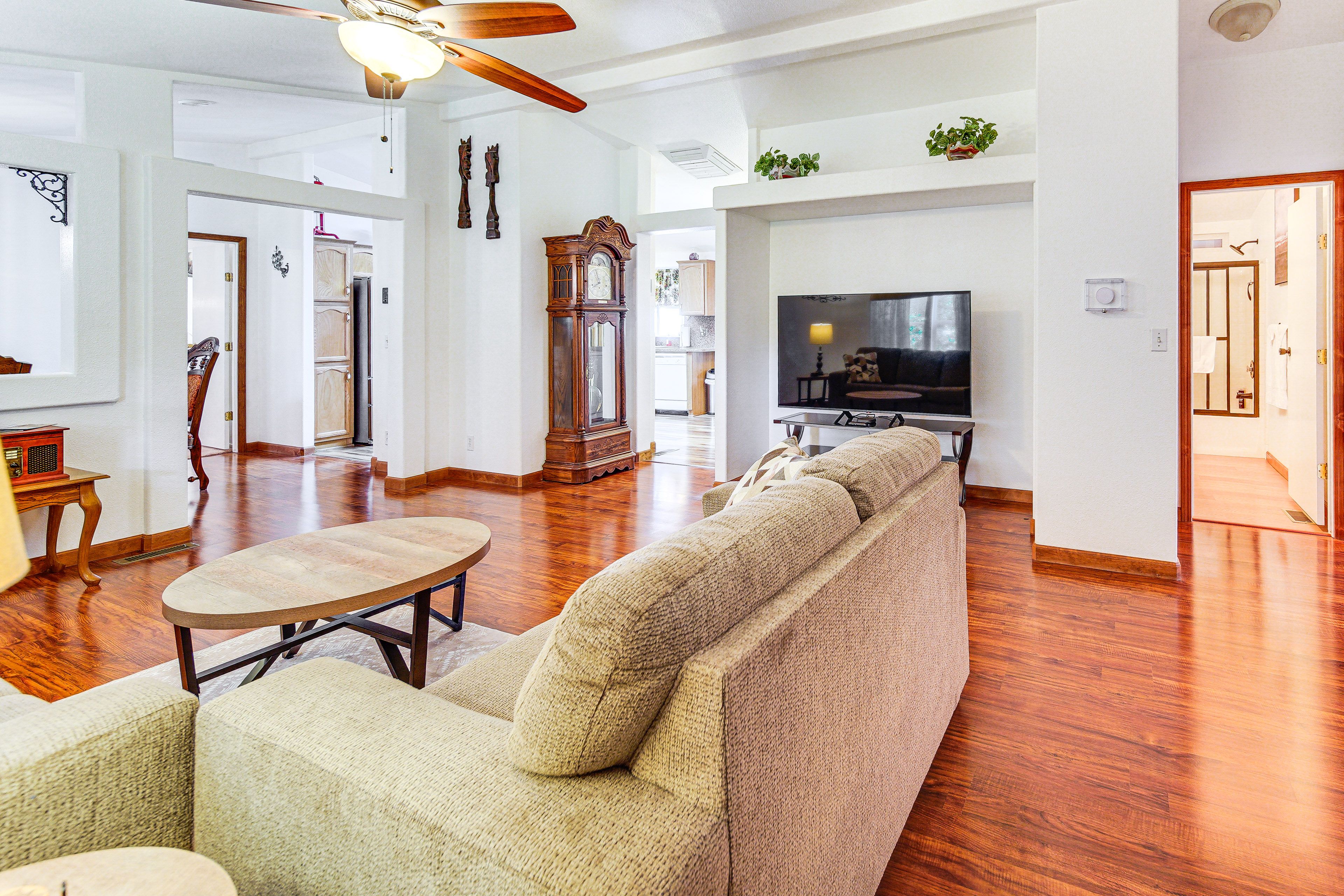 Living Room | Free WiFi | Smart TV w/ Cable