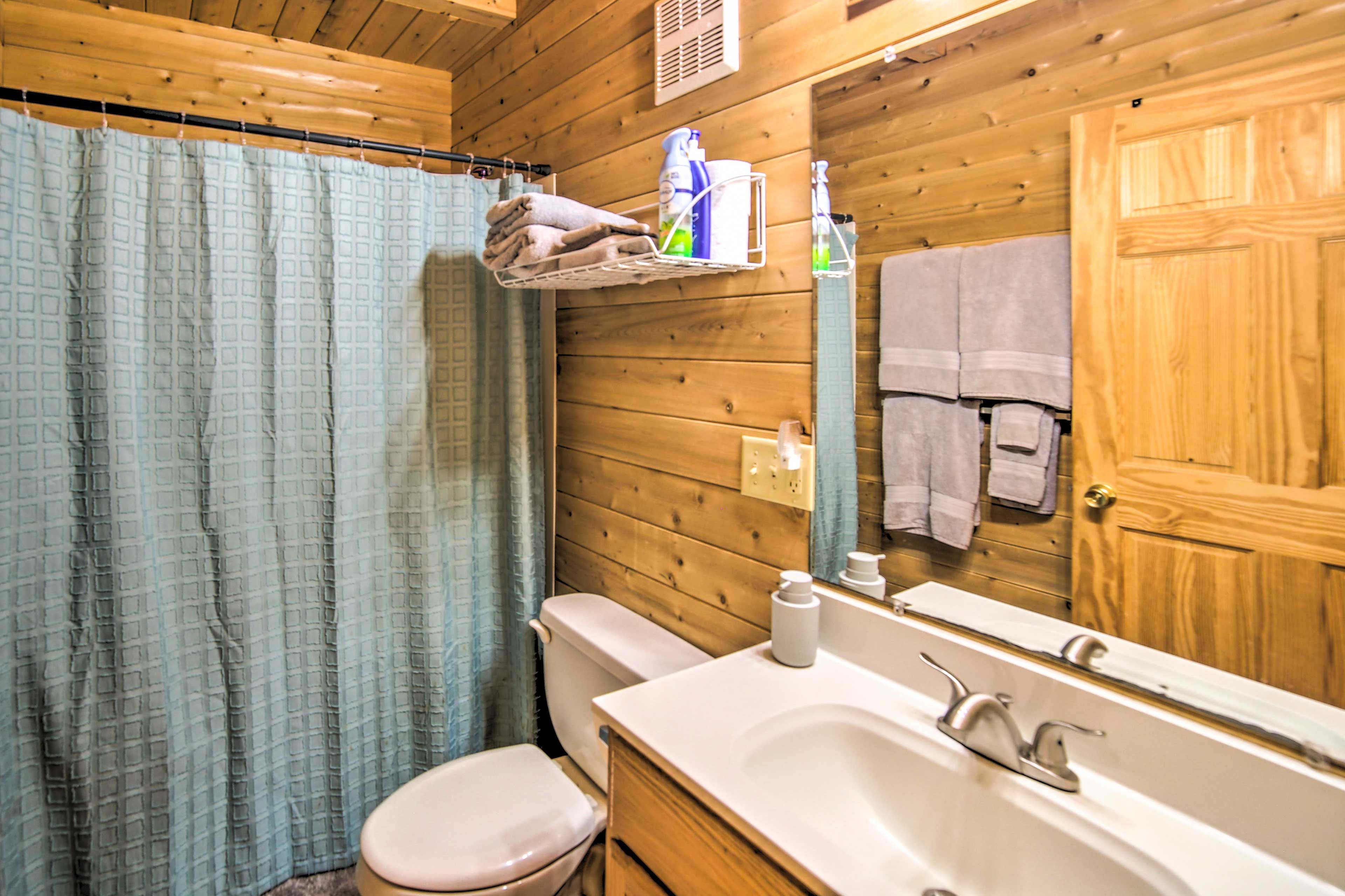 Full Bathroom | Complimentary Toiletries | Hair Dryer | 1st Floor