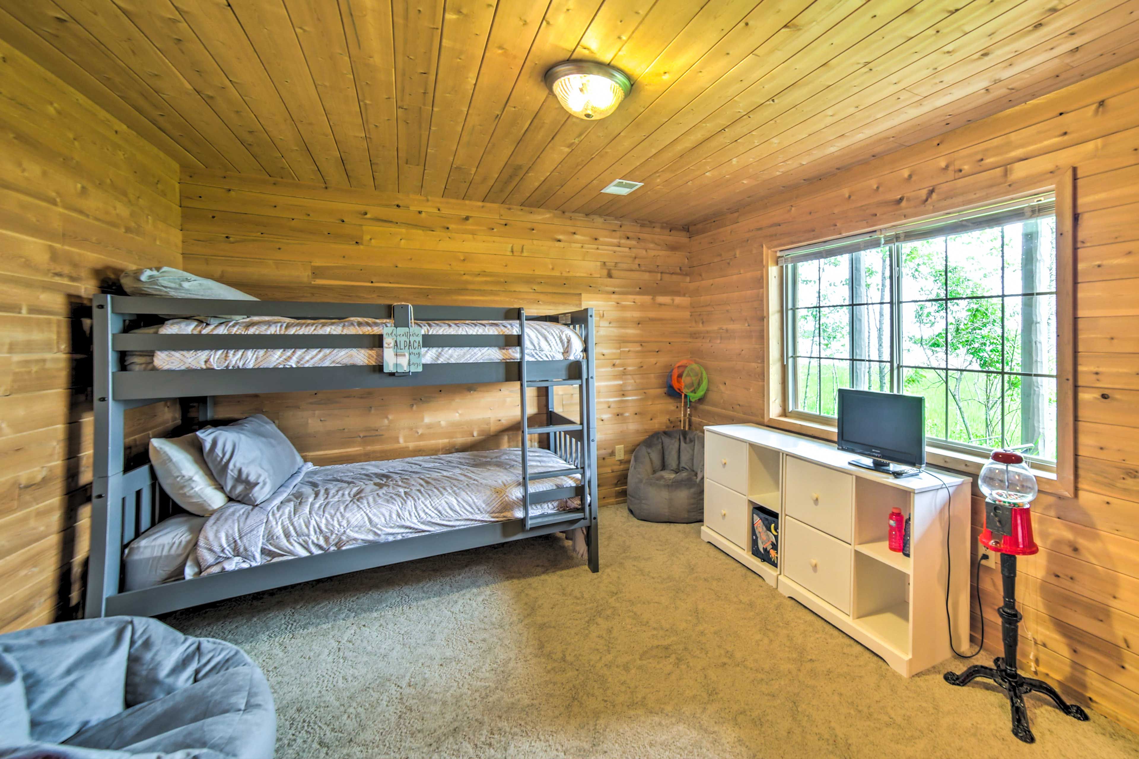 Bedroom 3 | Twin Bunk Bed | Basement | Flat-Screen TV (HDMI Cable)