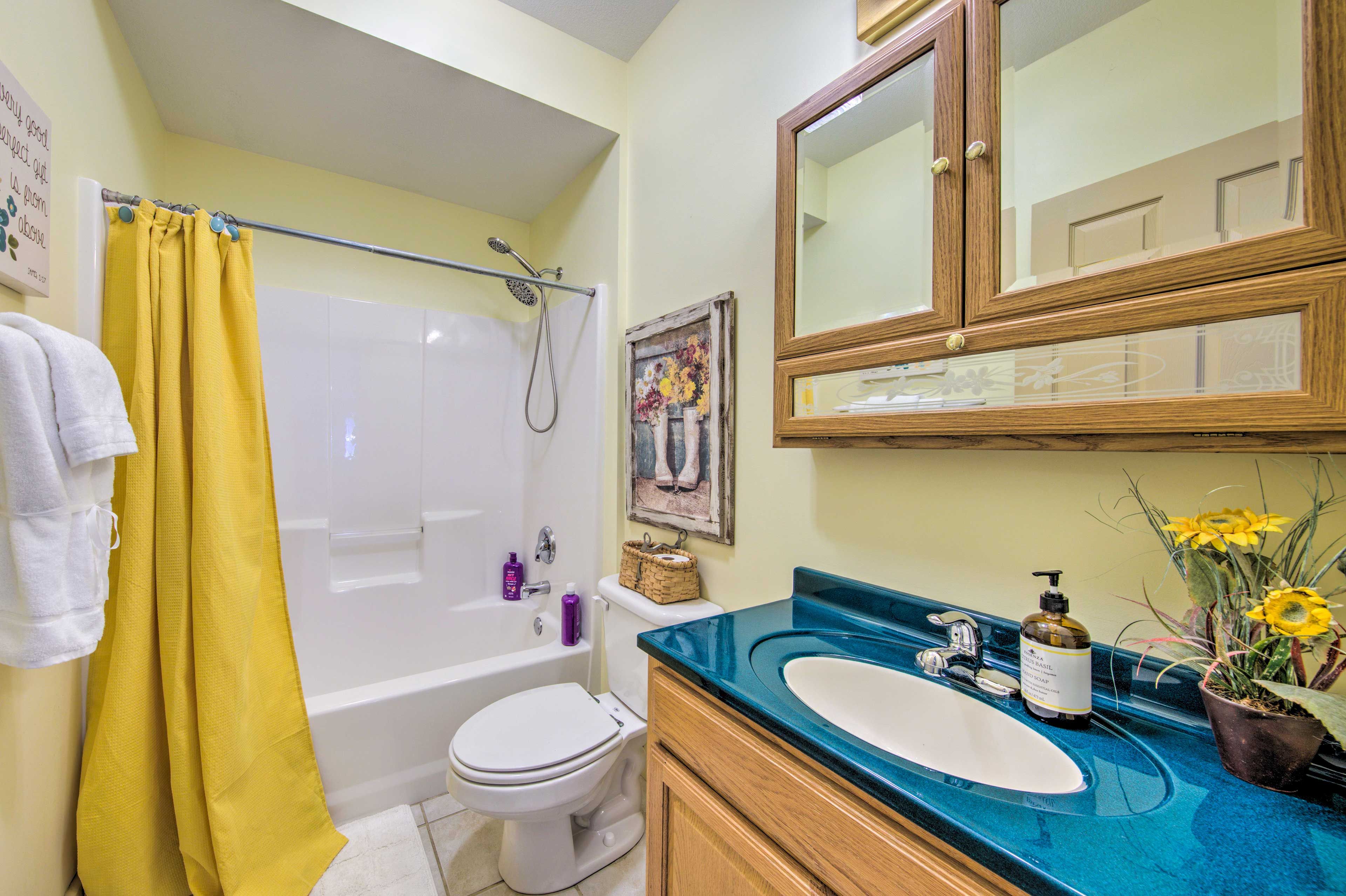 Full Bathroom | Complimentary Toiletries | Towels Provided