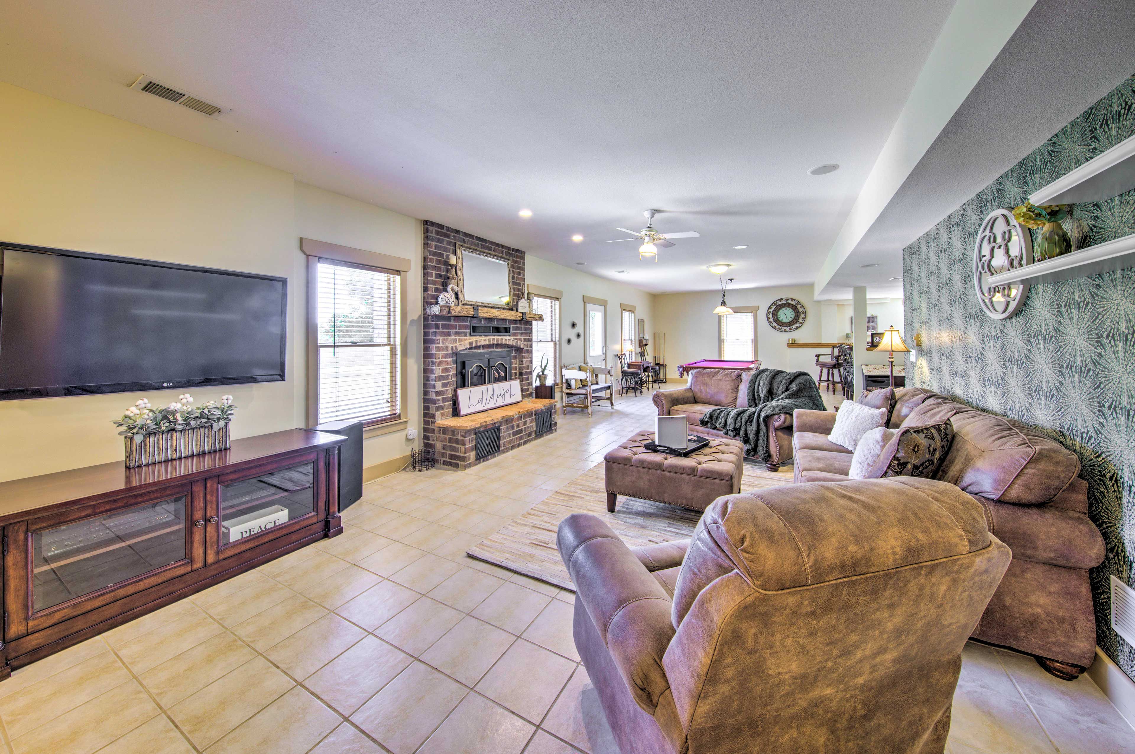 Living Area | Queen Sleeper Sofa | Free WiFi | Central A/C & Heating