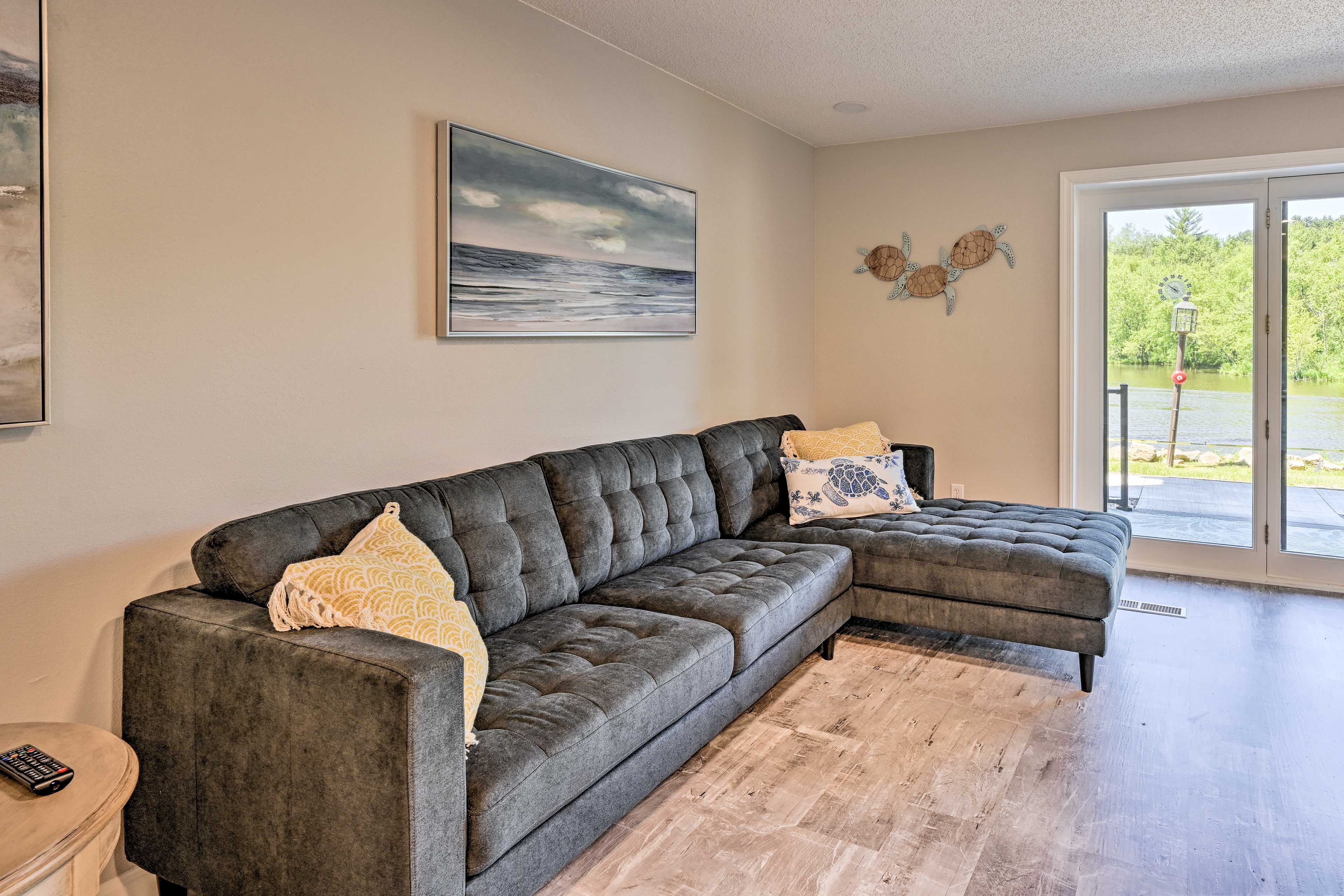 Living Area | Smart TV | Board Games