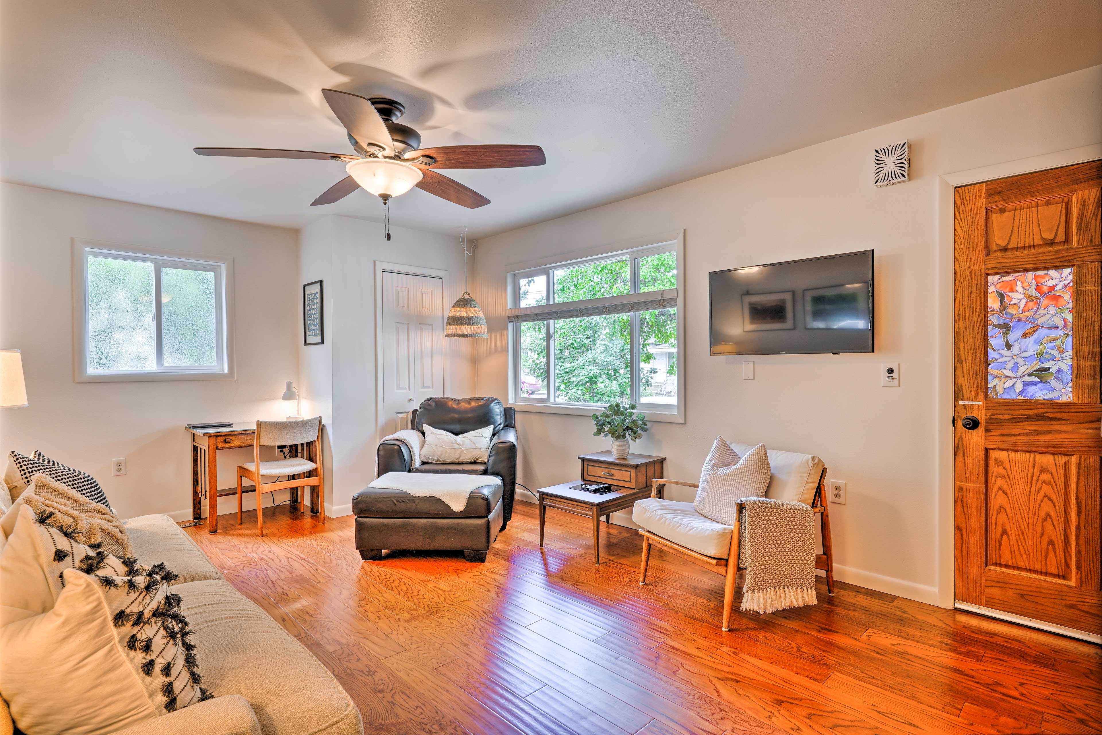 Living Room | Smart TV | Keyless Entry | Free WiFi