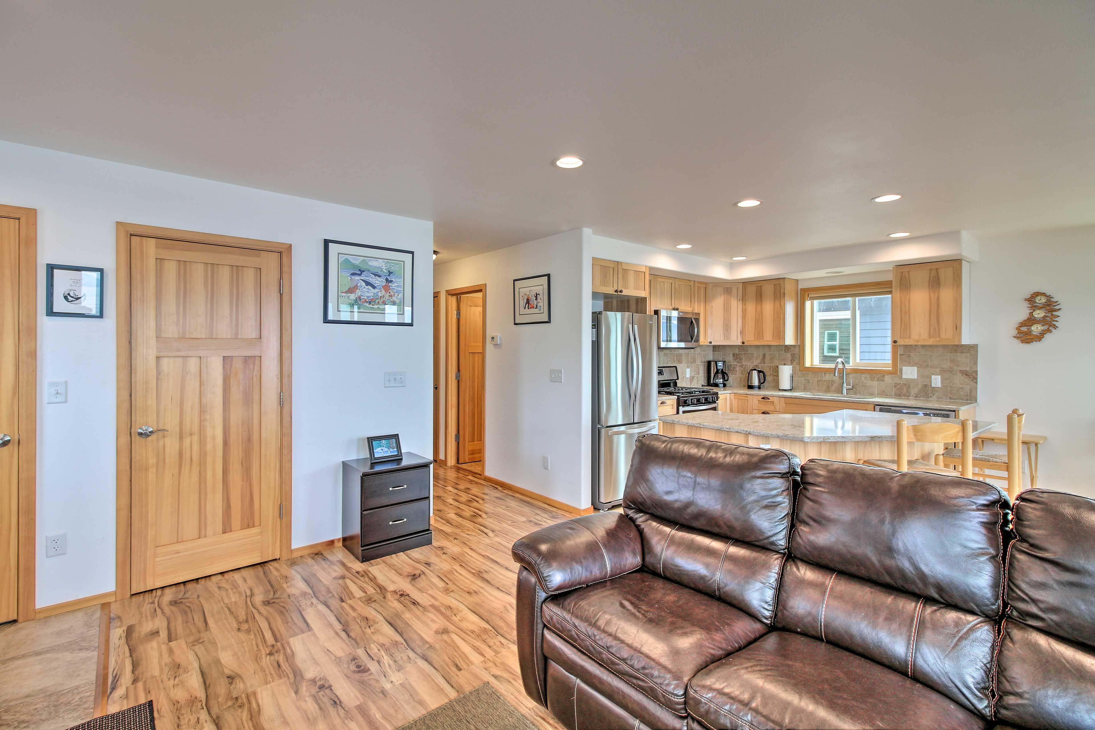 Living Room | Smart TV w/ Cable
