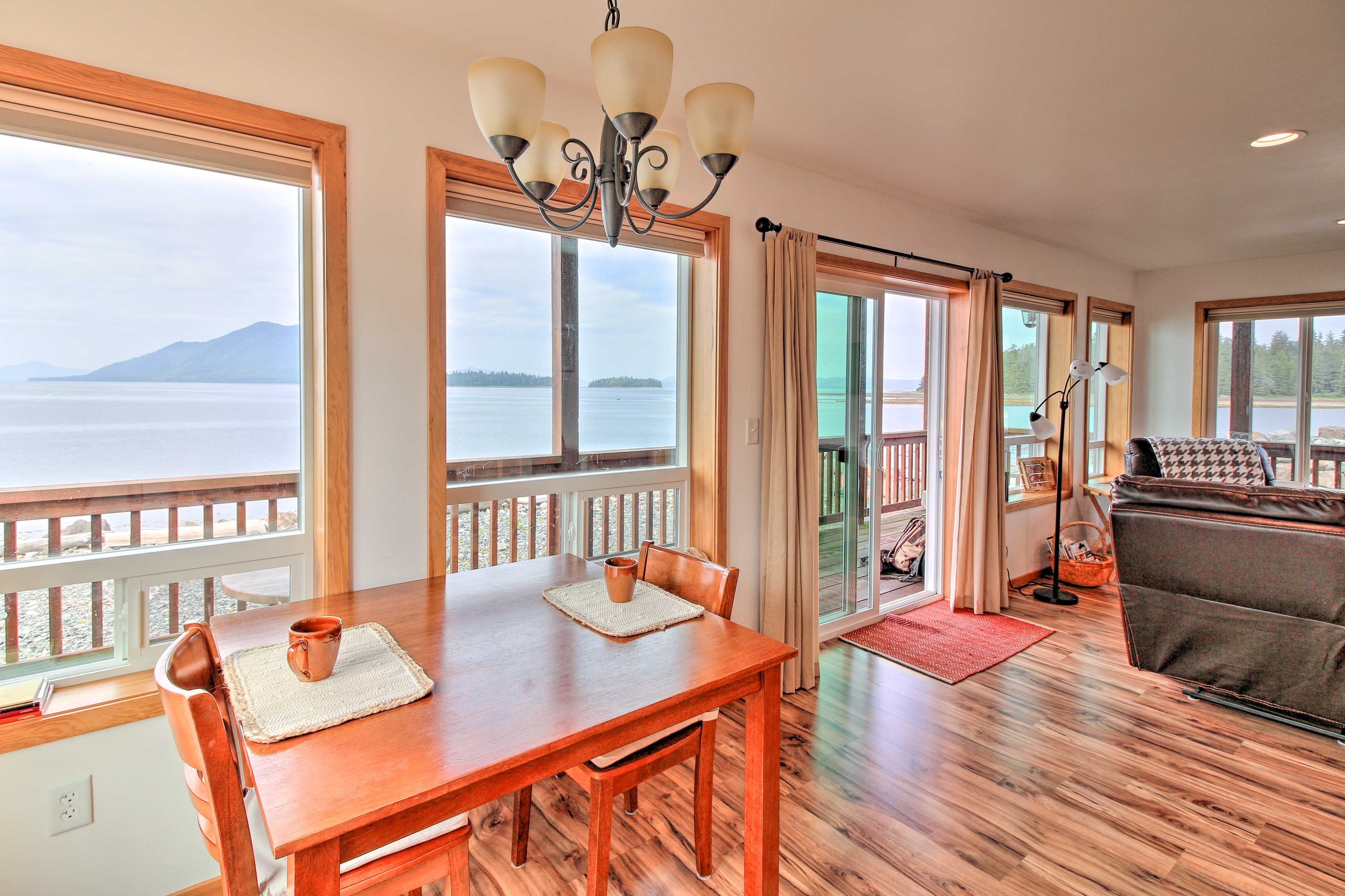 Dining Area | Dishware & Flatware Provided