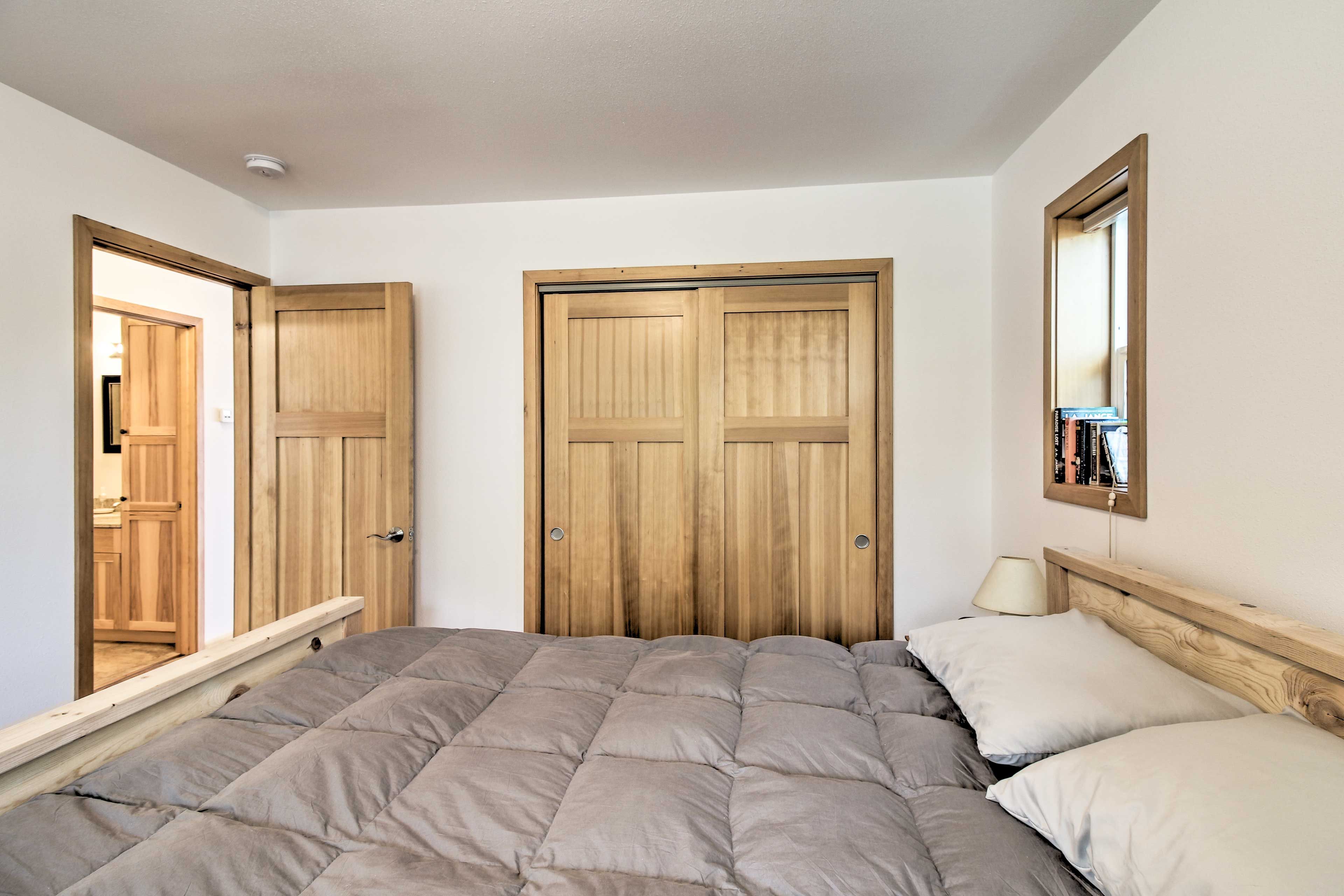 Bedroom 2 | Queen Bed | Twin Bed | 1st Floor