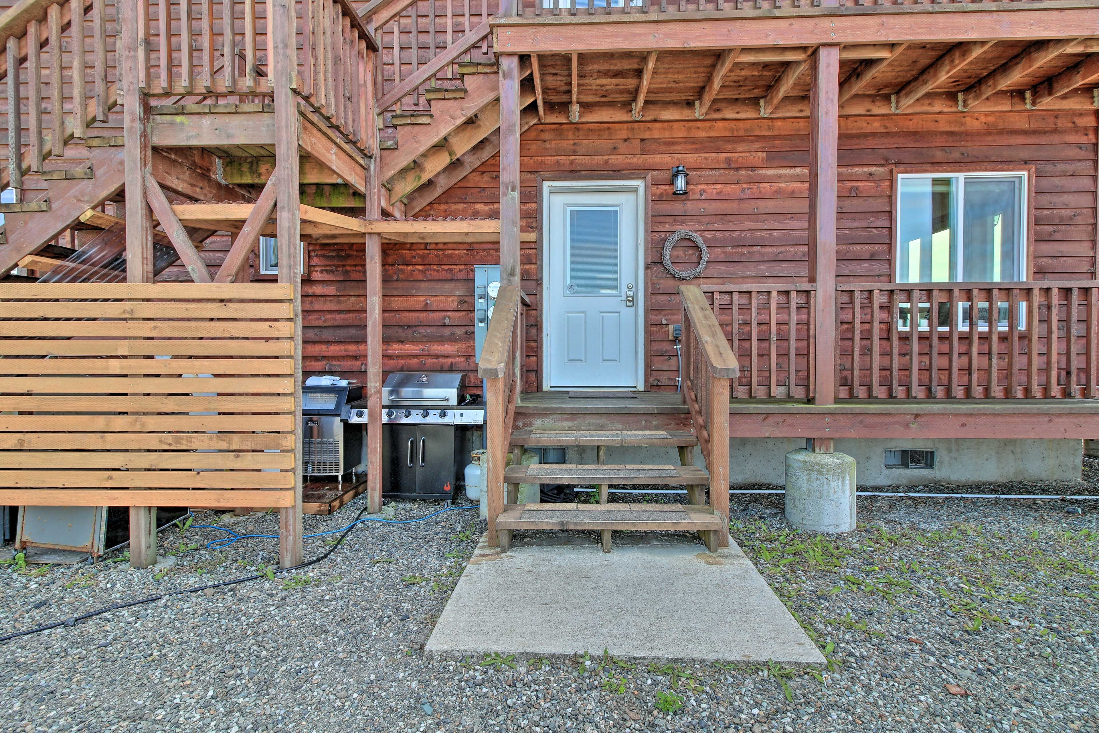 Unit Entrance | Gas Grill (Propane Provided)