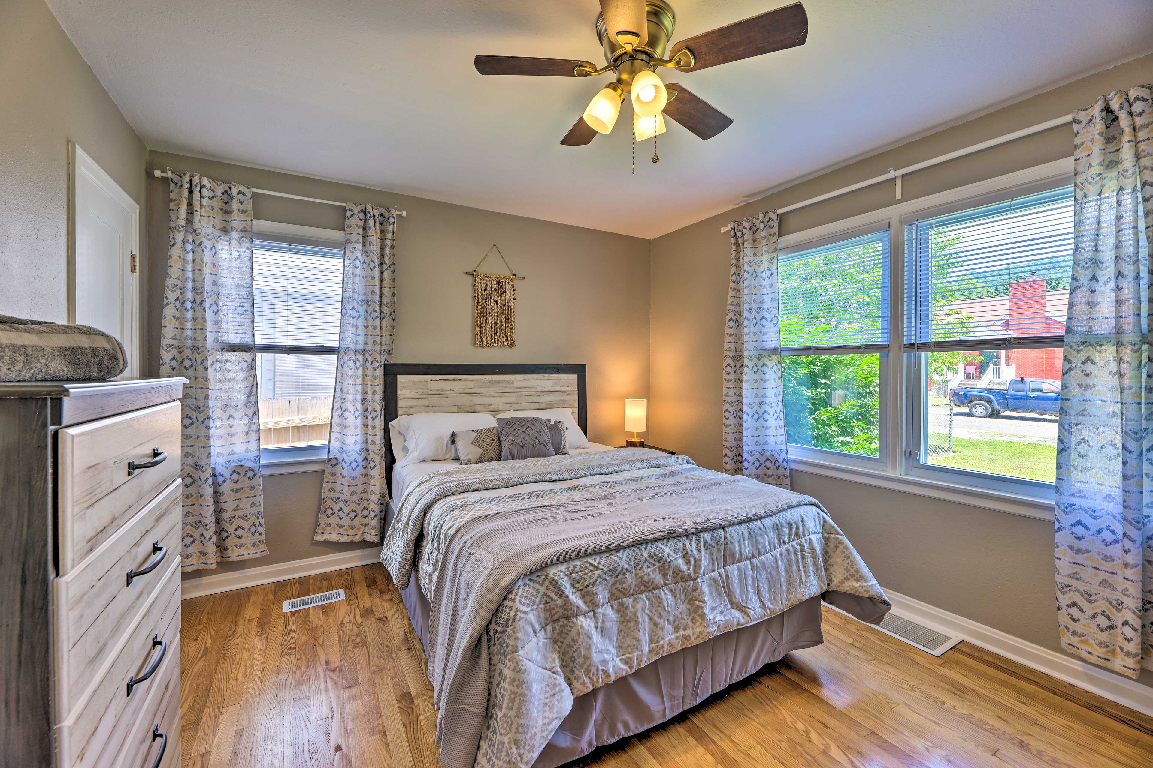 Bedroom 1 | Queen Bed | Linens Provided | 1st Floor