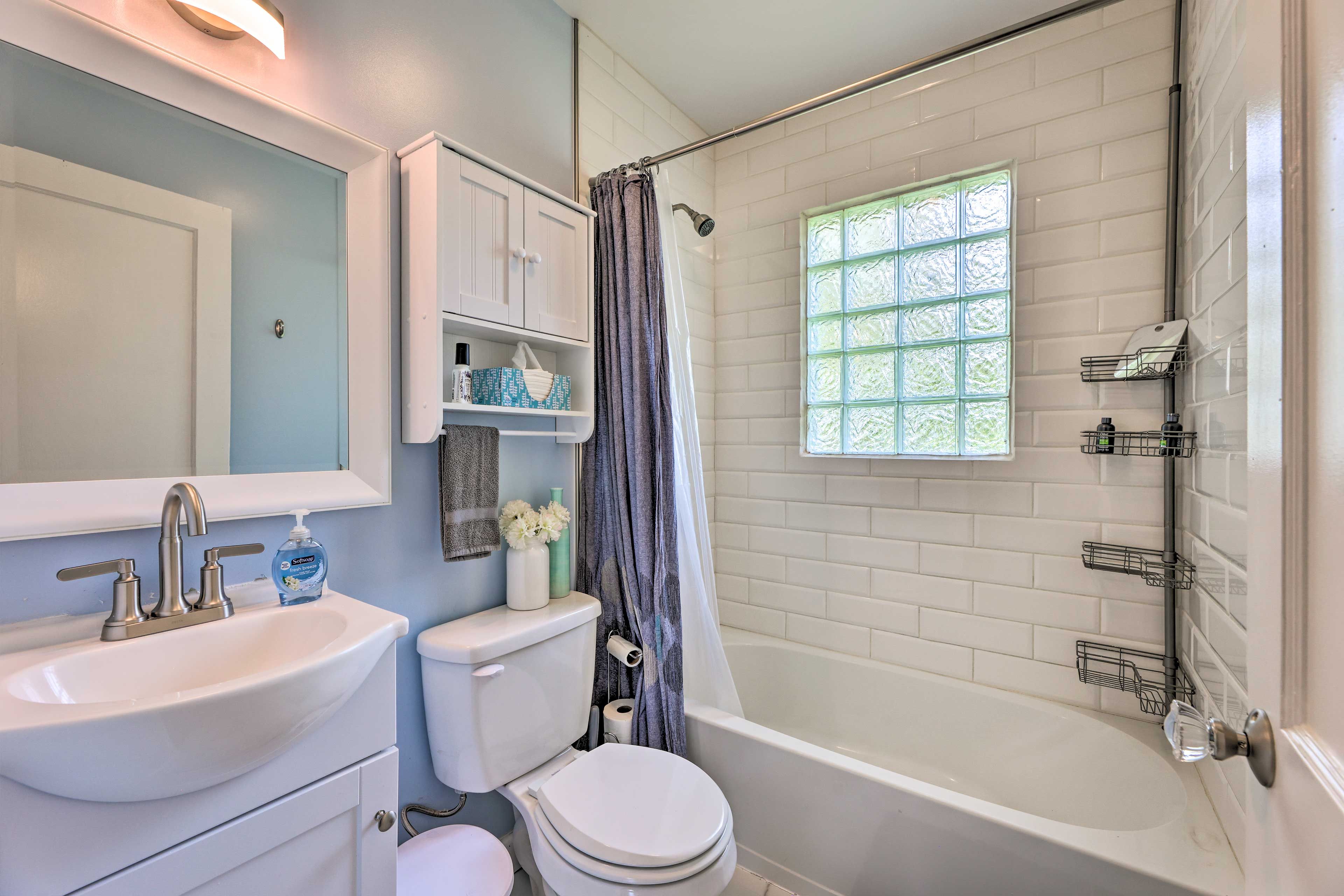 Full Bathroom | Towels Provided | Complimentary Toiletries