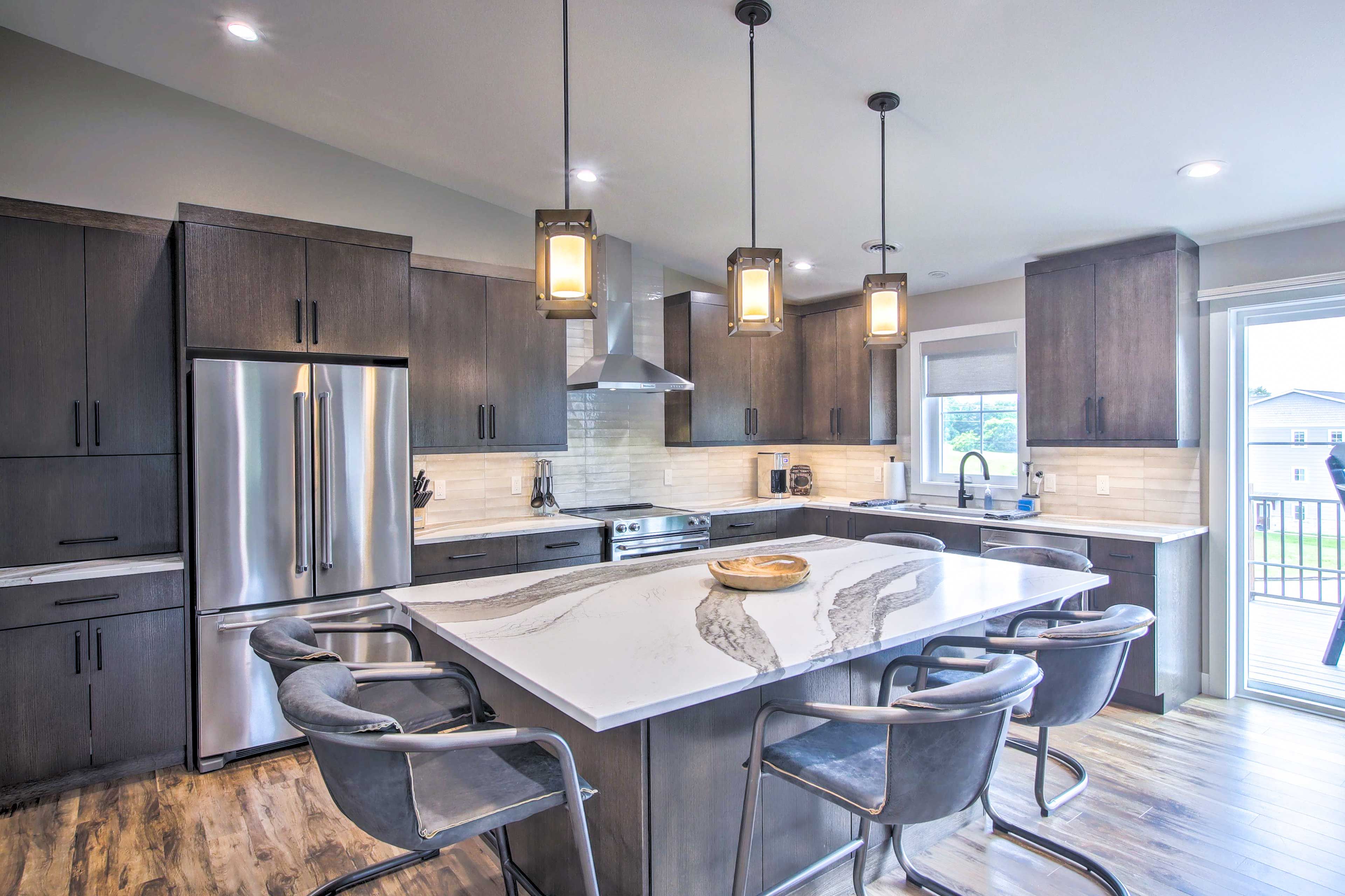 Kitchen | Dishware & Flatware | Blender | Toaster | Upper-Level Unit