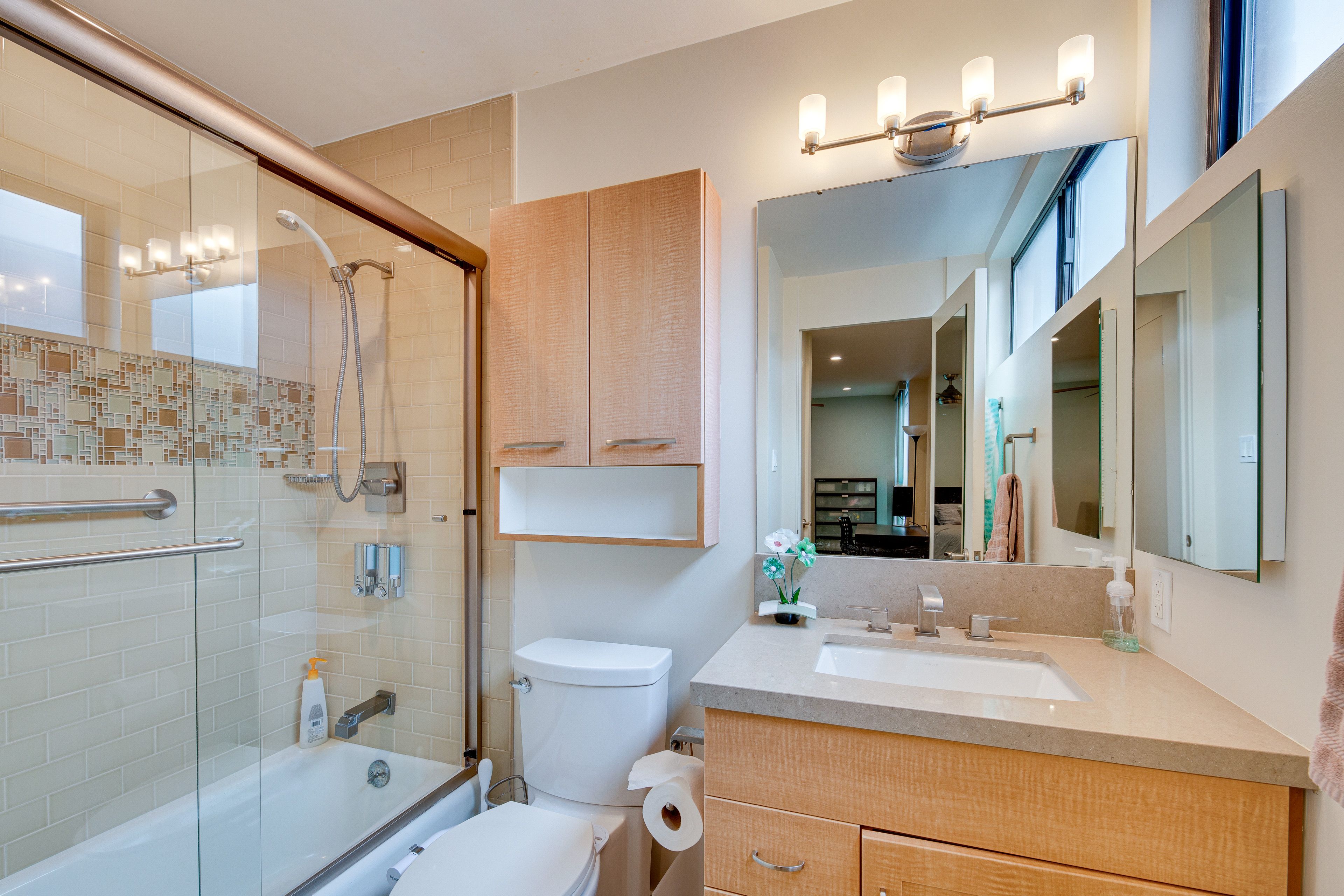 Full Bathroom | Complimentary Toiletries