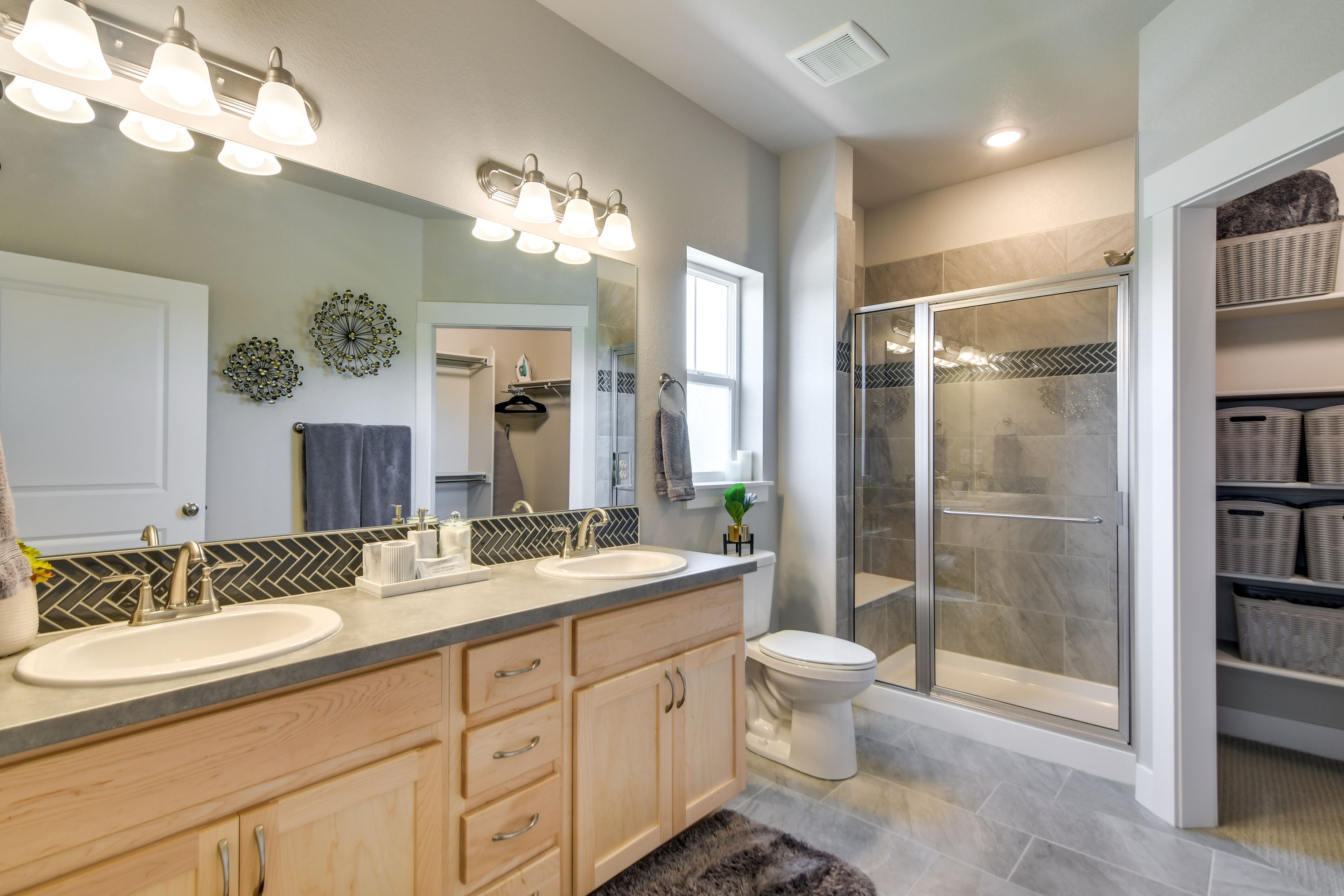 Full Bathroom | Towels Provided | Complimentary Toiletries