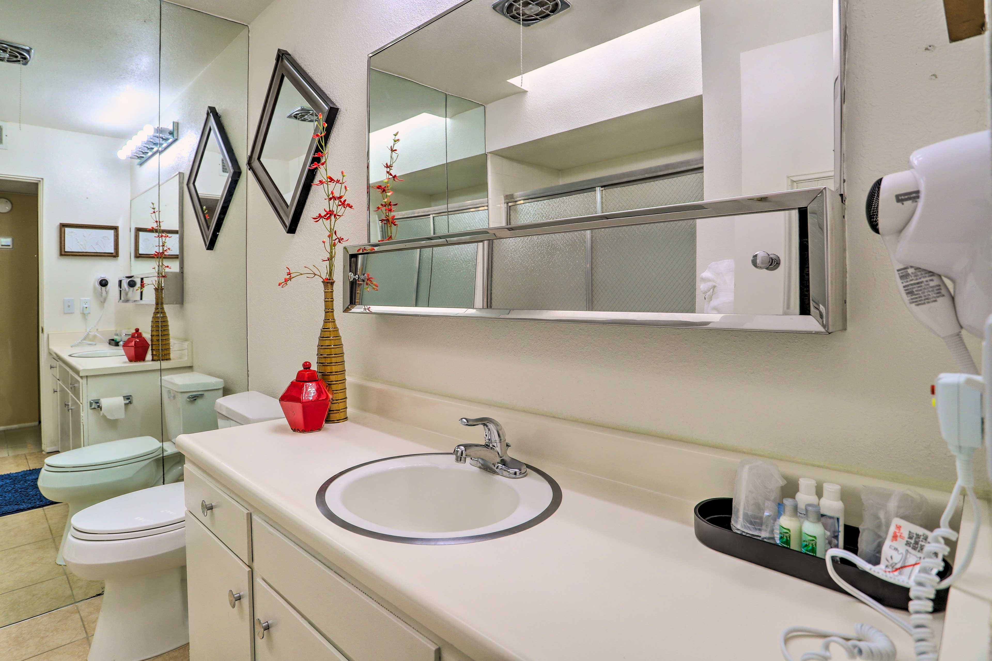 Full Bathroom | Towels Provided | Complimentary Toiletries