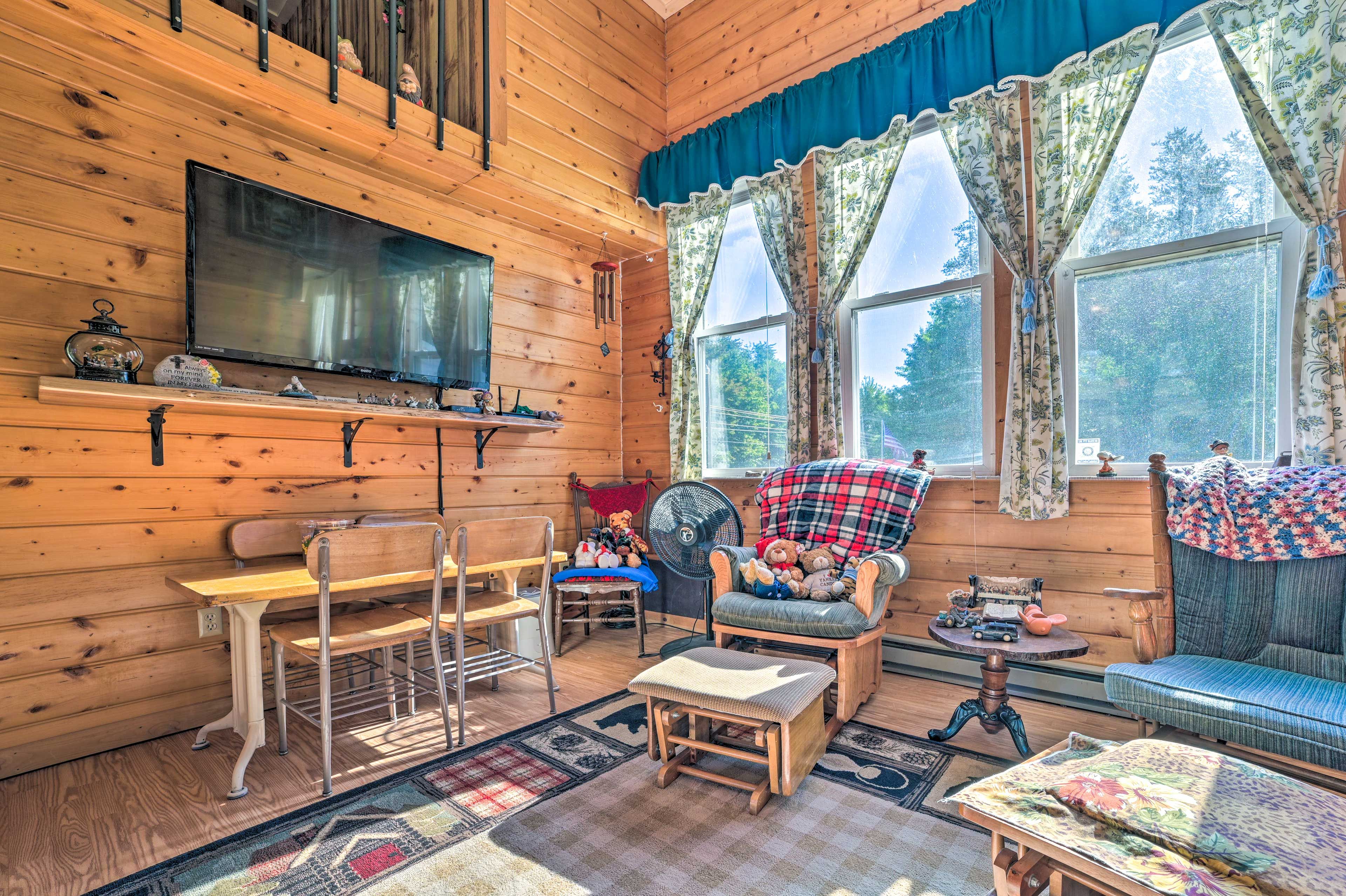 Living Room | 1st Floor | Flat-Screen TV w/ Chromecast + Cable | Free WiFi