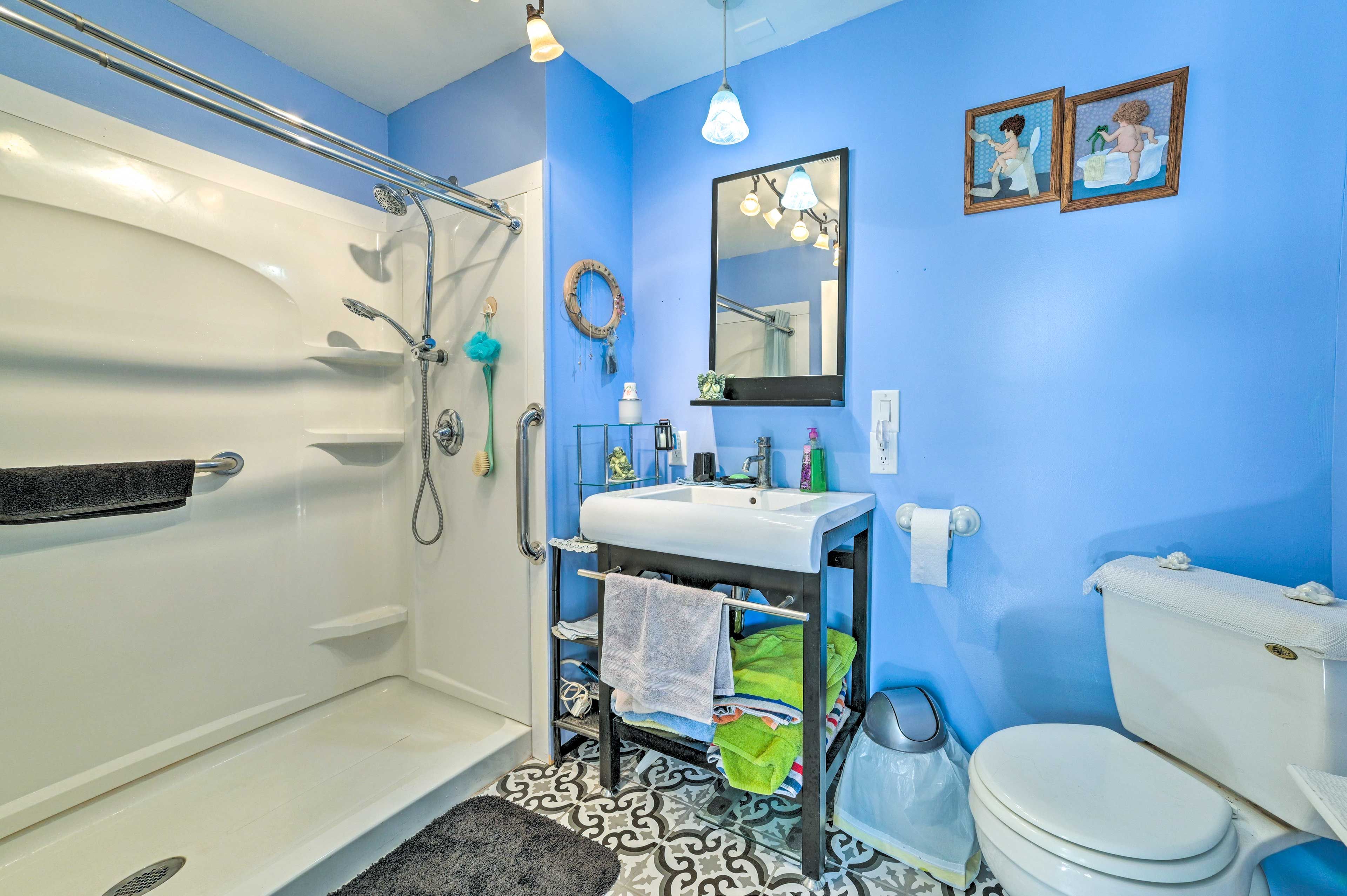 Full Bathroom | 1st Floor | Towels Provided | Toiletries